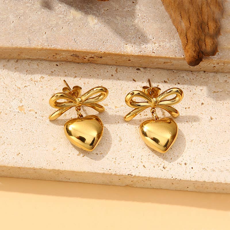 Pendientes dorados con corazones y pajarita