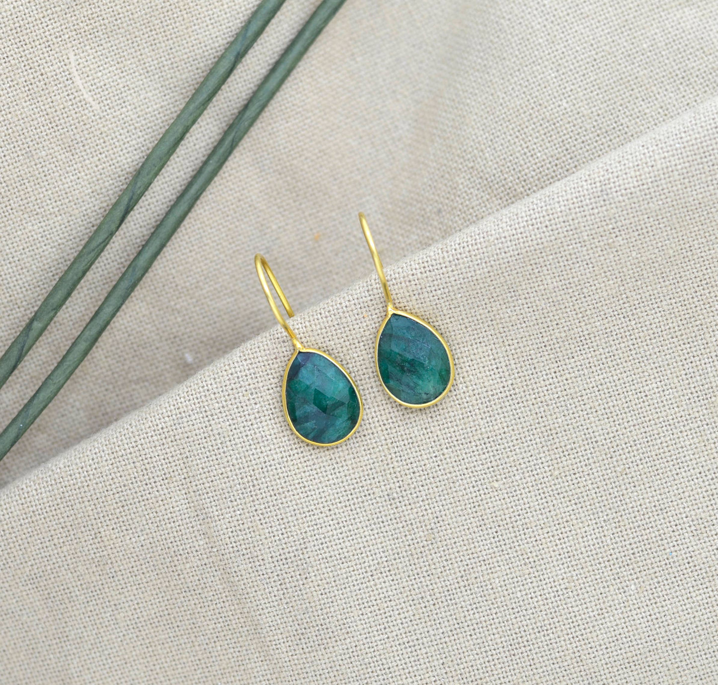 Pendiente con gemas en forma de lágrima, plata 925, Sillimanit verde
