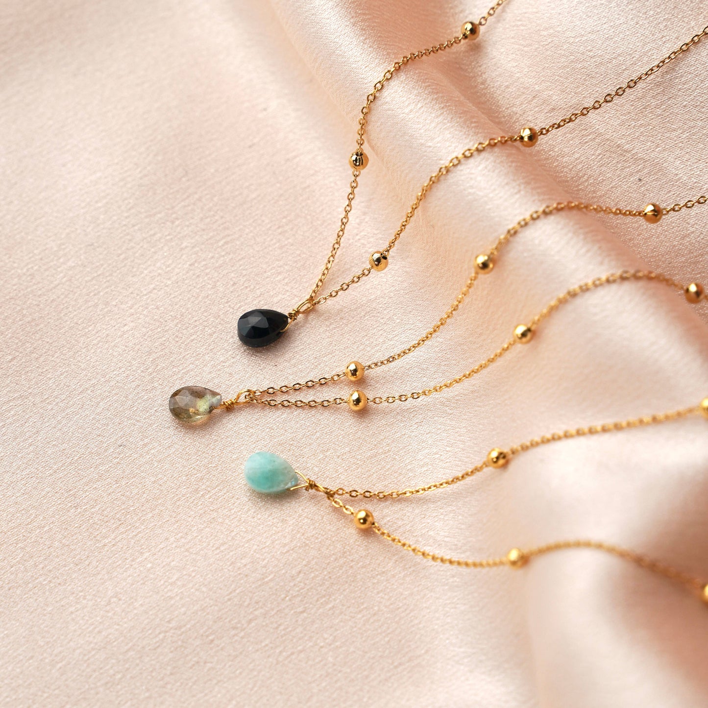 Collar con colgante de piedra fina