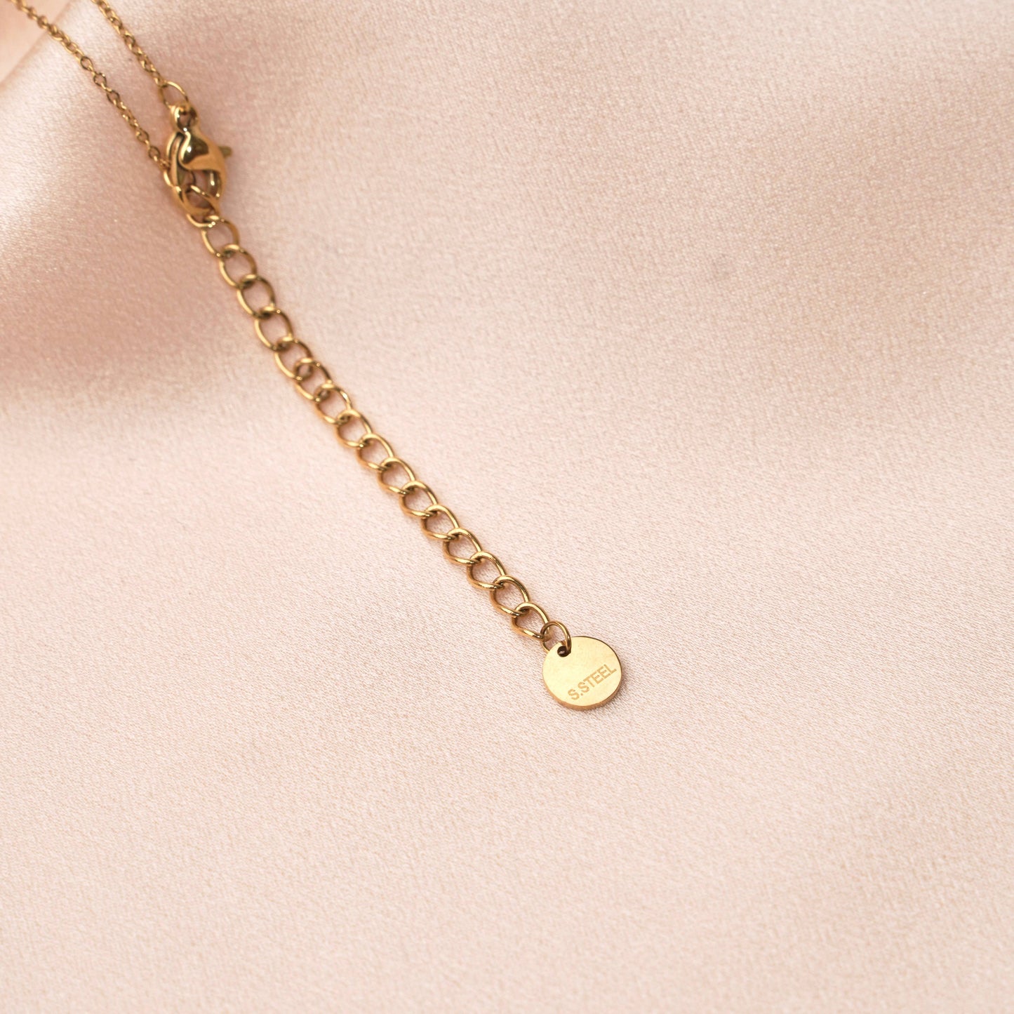 Collar en Y de acero inoxidable con colgante redondo martillado