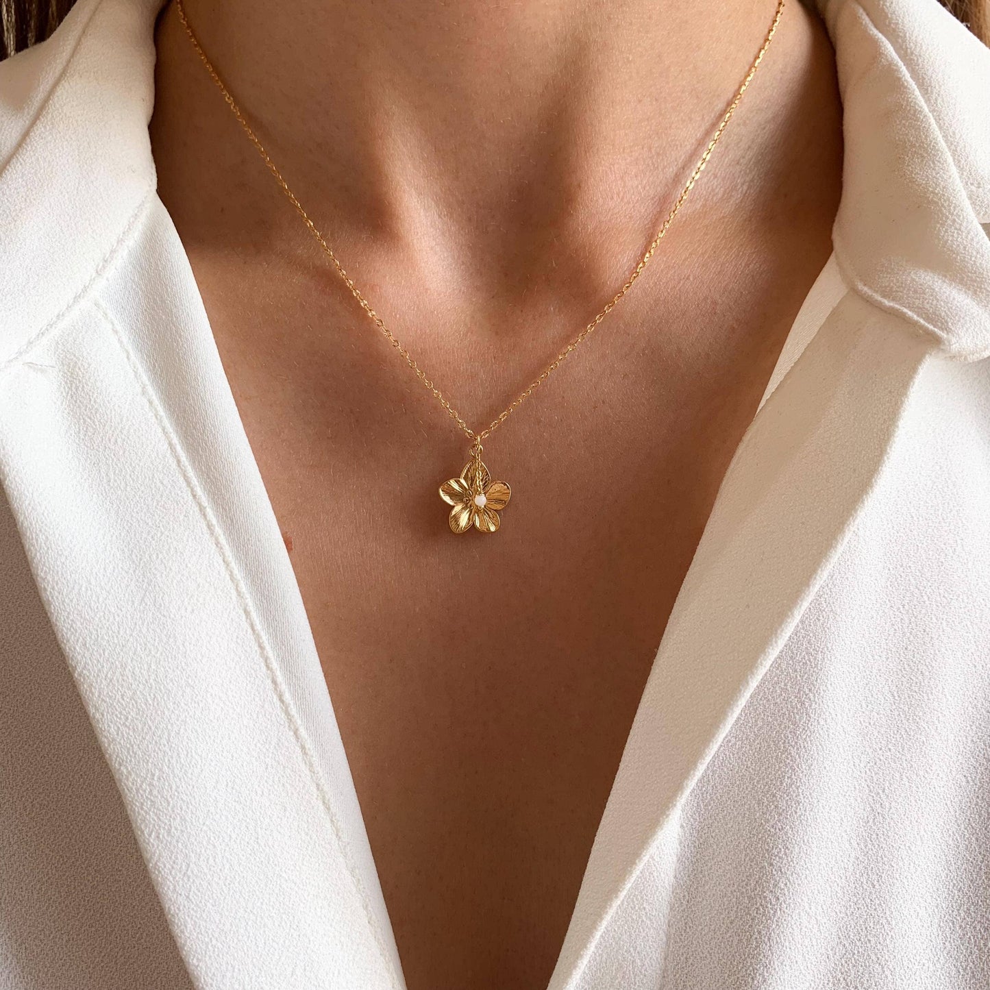 Collar Fino con Flor y Perla de Nácar – Acero Inoxidable Dorado
