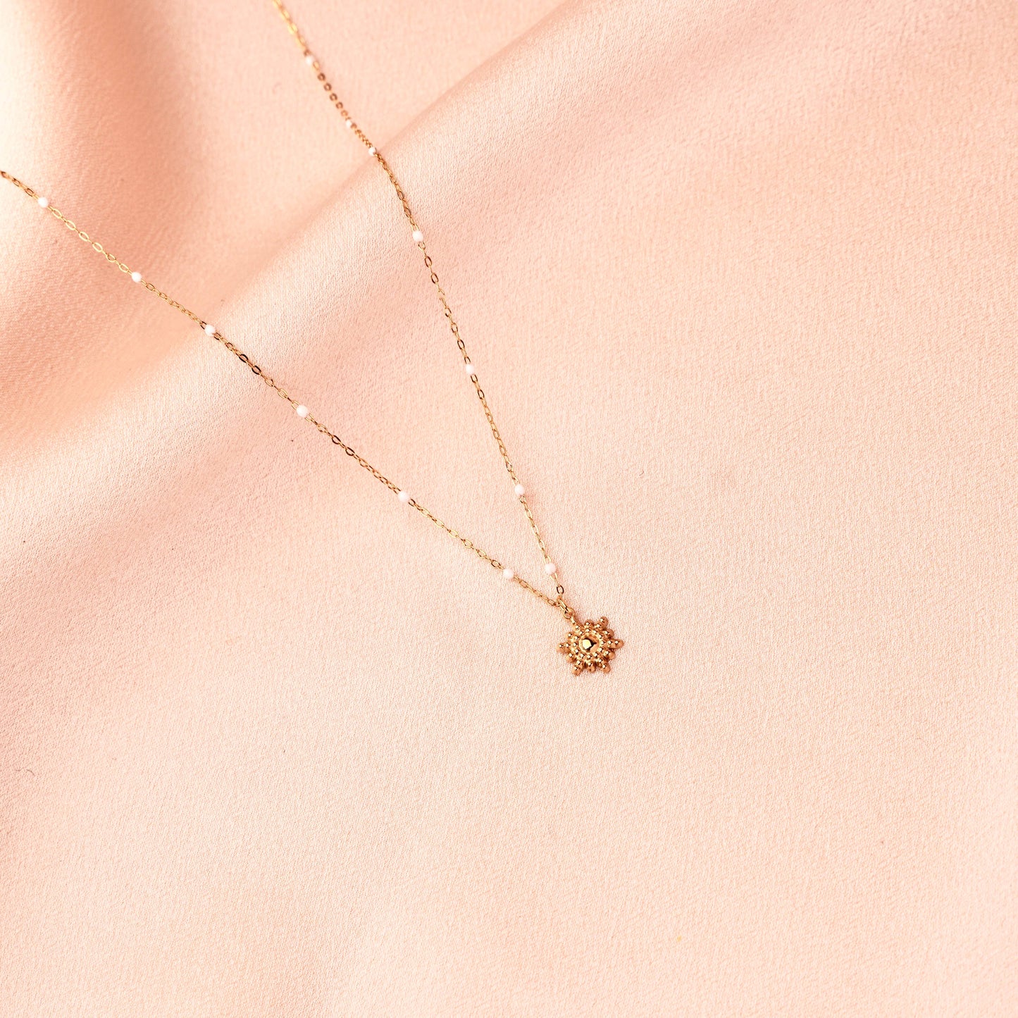 Collar con colgante de sol de acero inoxidableCollar Sol en Acero Inoxidable – Joya Minimalista Dorada