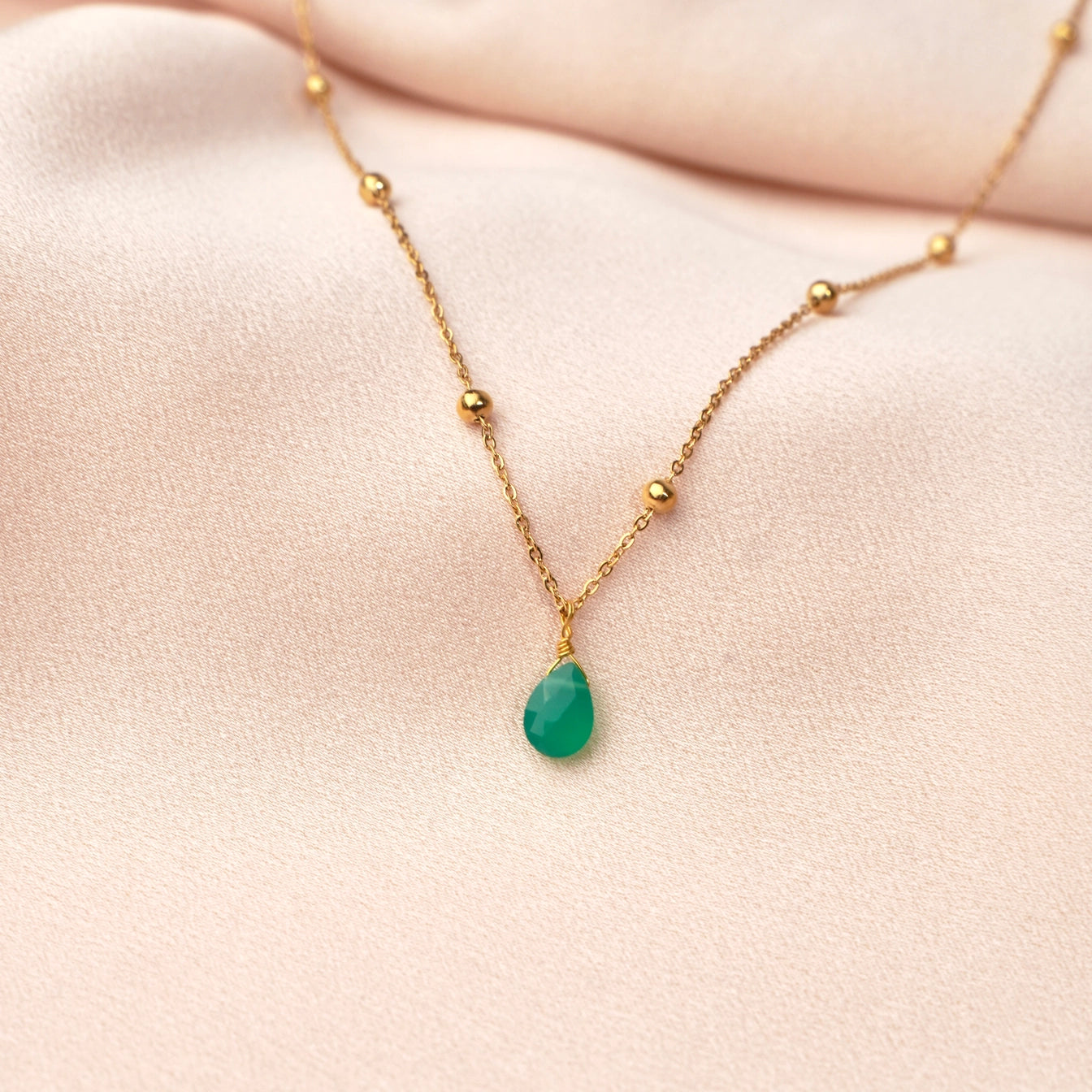 Collar con colgante de piedra fina