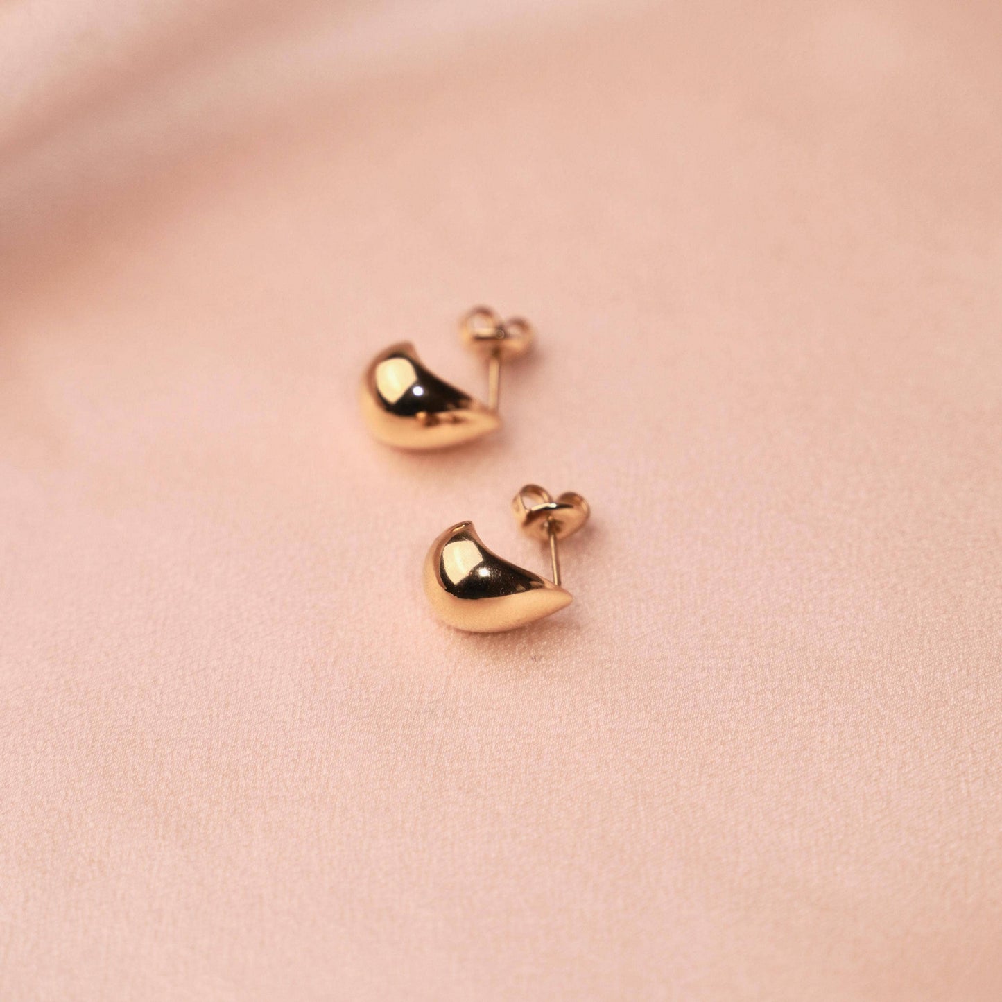Pendientes abombados en forma de gota de acero inoxidable