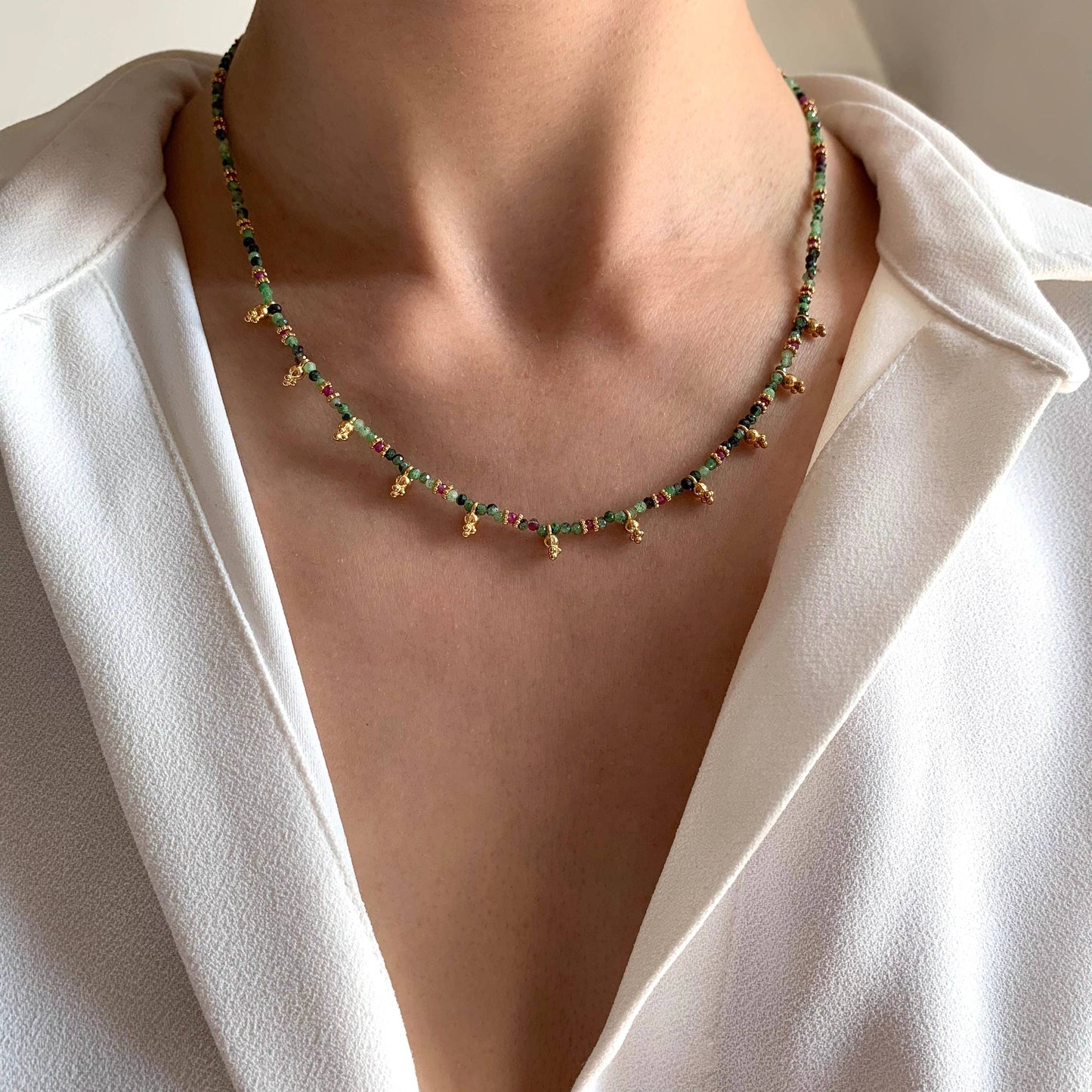 Collar de piedra natural con cuentas de Rubí Zoisita verde