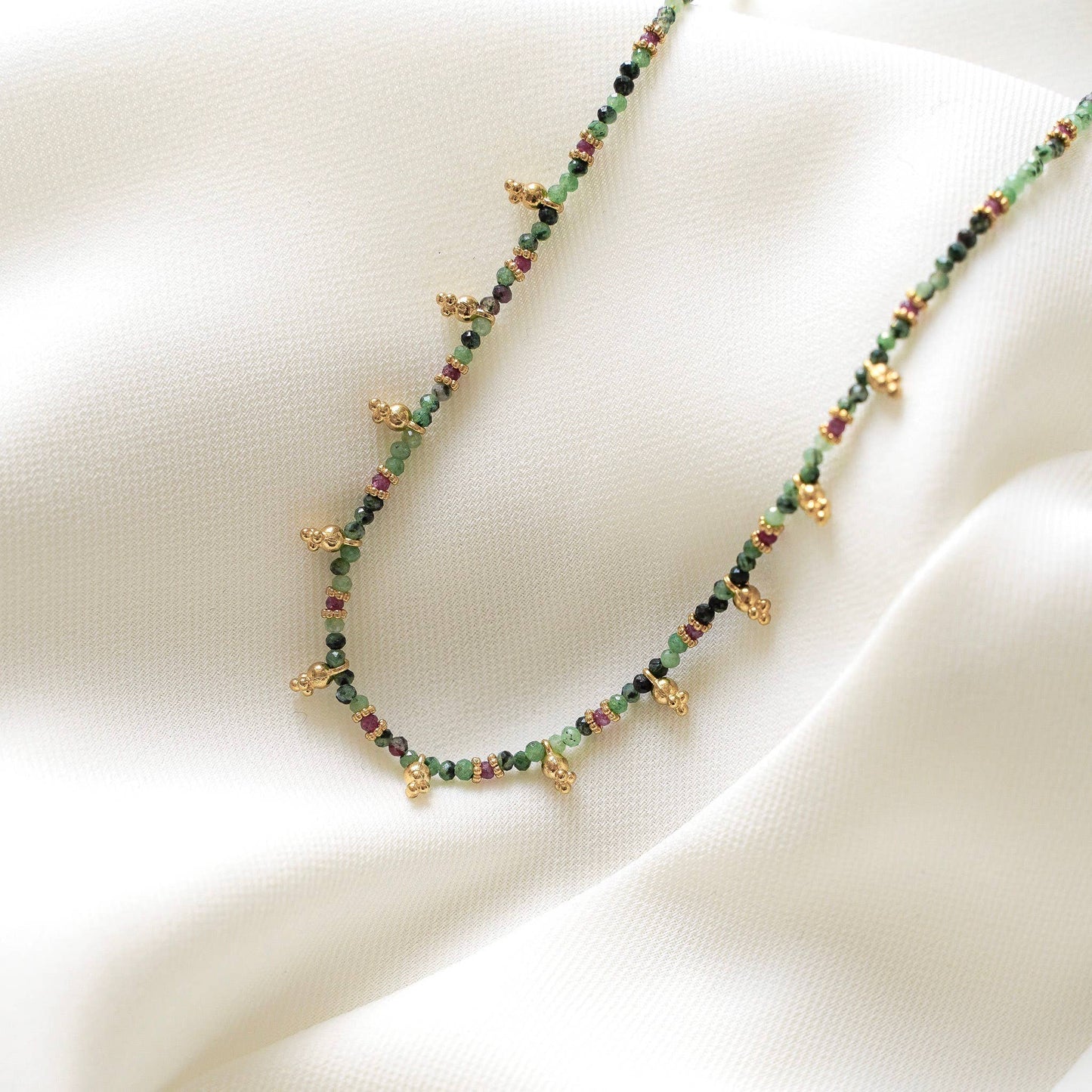 Collar de piedra natural con cuentas de Rubí Zoisita verde
