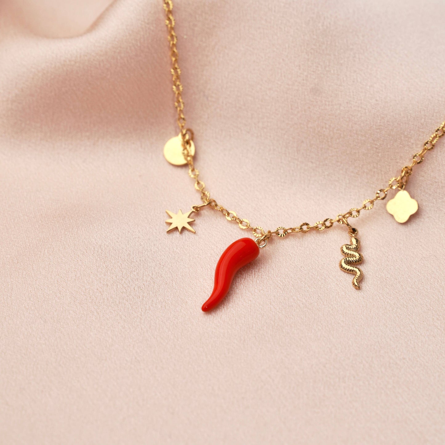 Collar con colgantes