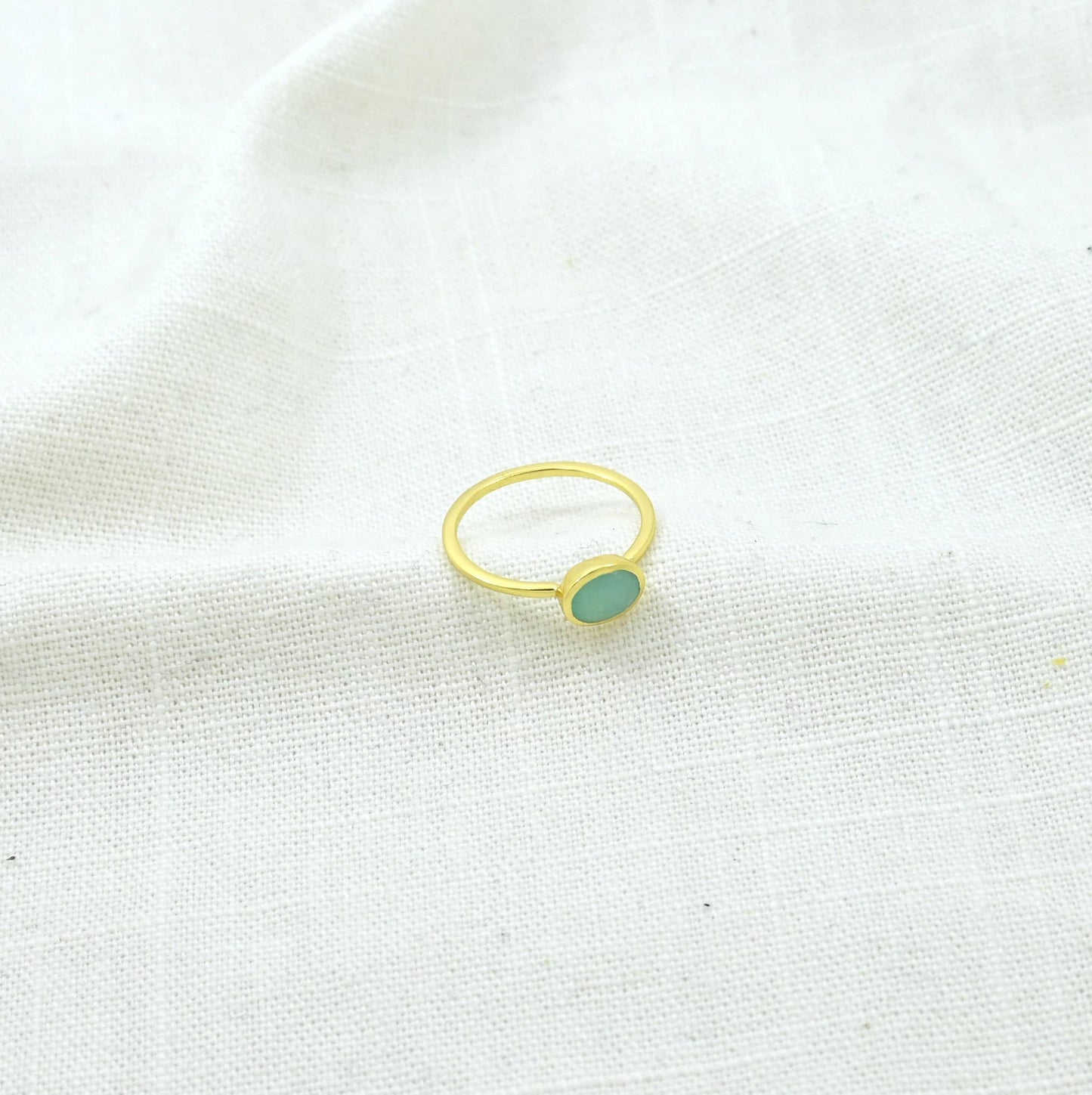 Anillo ovalado con piedras preciosas doradas y plateadas, amazonita
