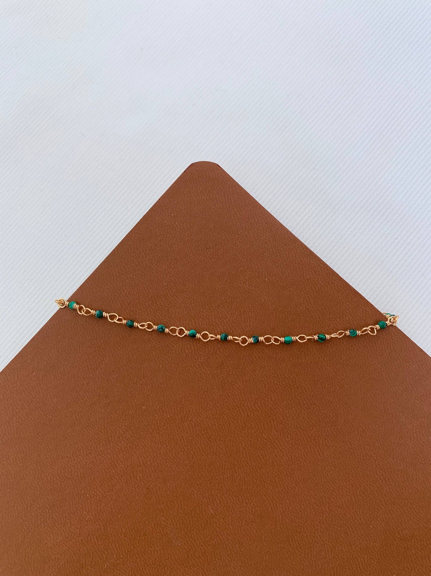 Collar de acero con piedra verde natural de malaquita