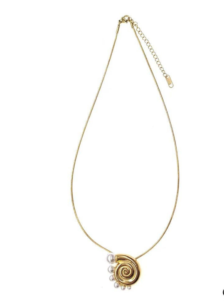 Collar de cadena de serpiente fina de acero inoxidable dorado con concha.