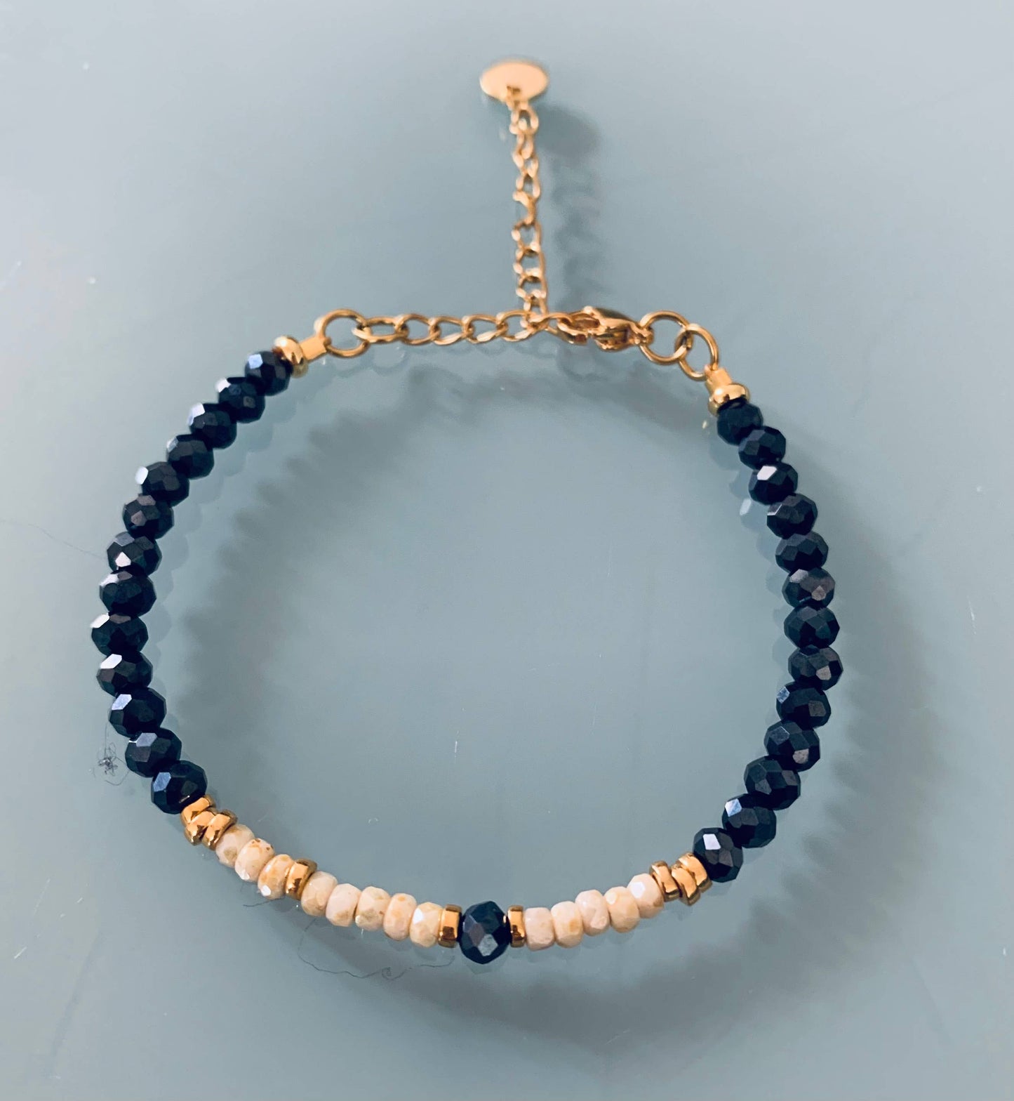 Pulsera de perlas azules y marfil