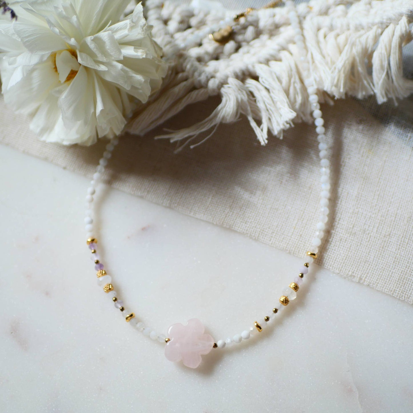 COLLAR CON PIEDRA LUNAR, CUARZO, ROSA, CAMELIA
