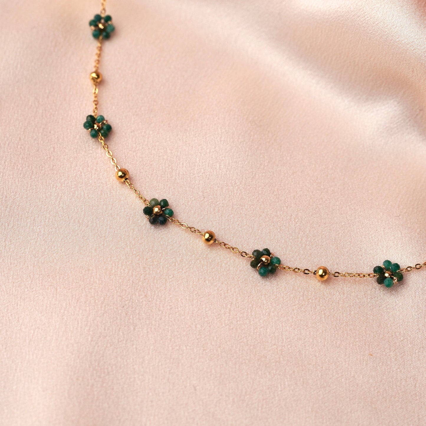 Collar de flores de perlas verdes con piedra natural