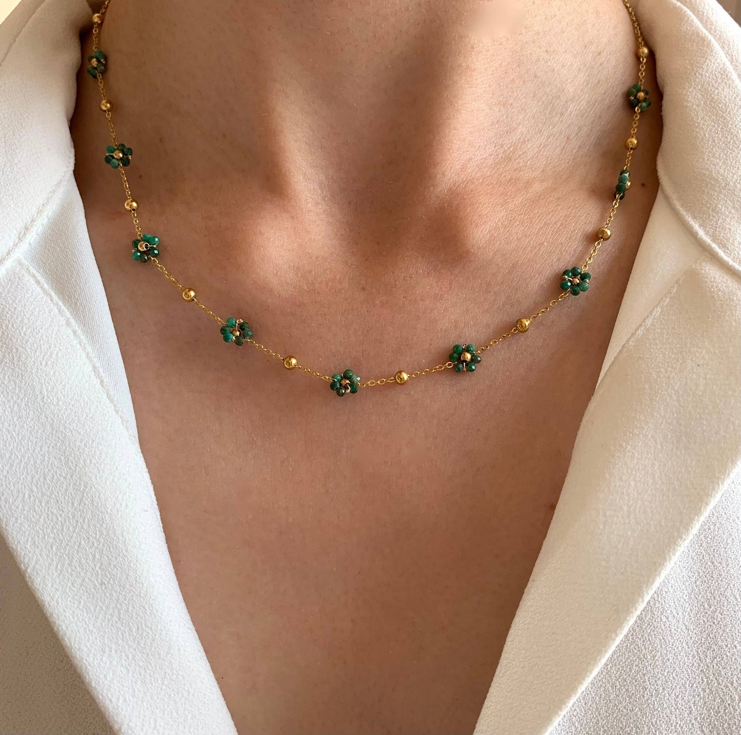 Collar de flores de perlas verdes con piedra natural