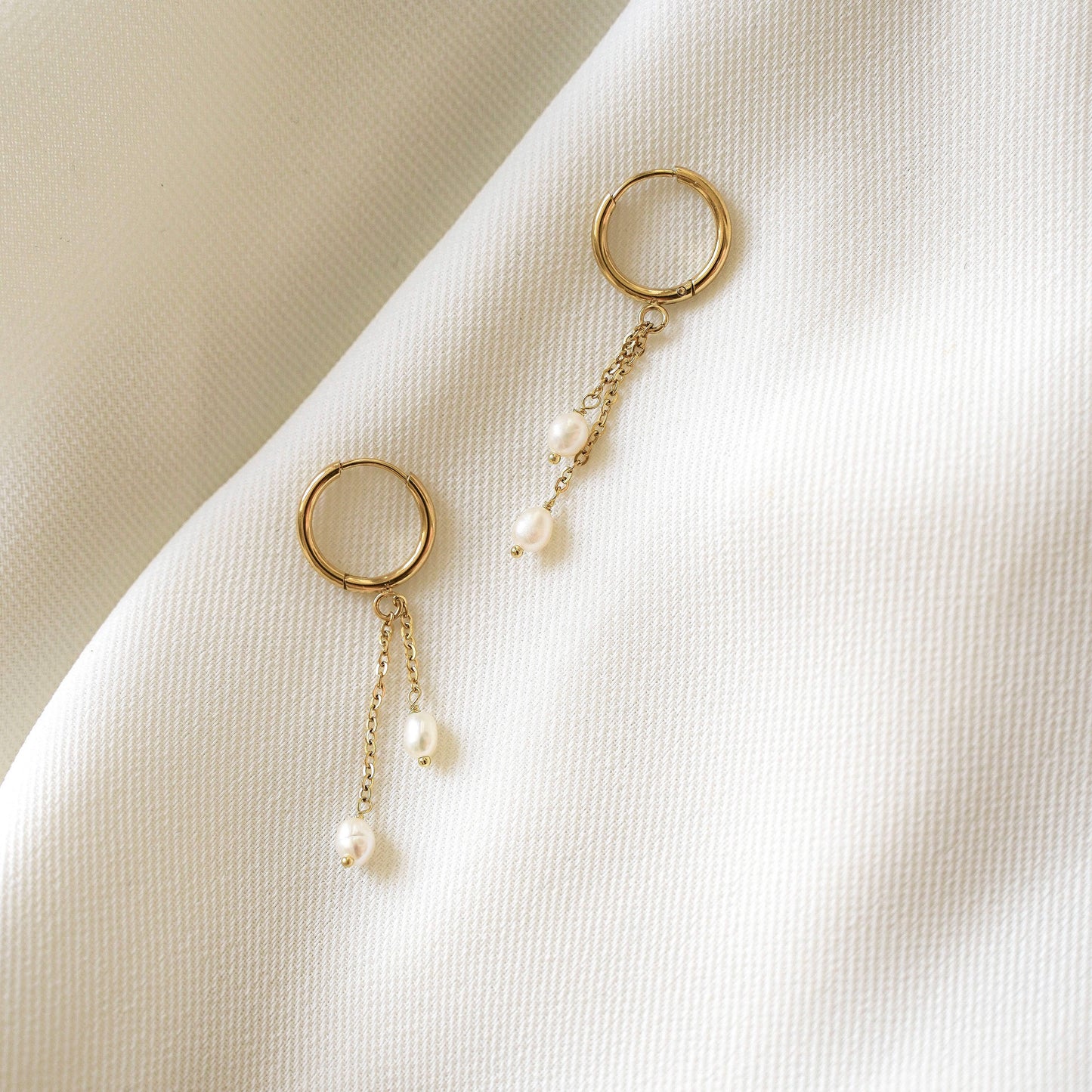 Pendientes de aro con colgantes de cadenas y perlas