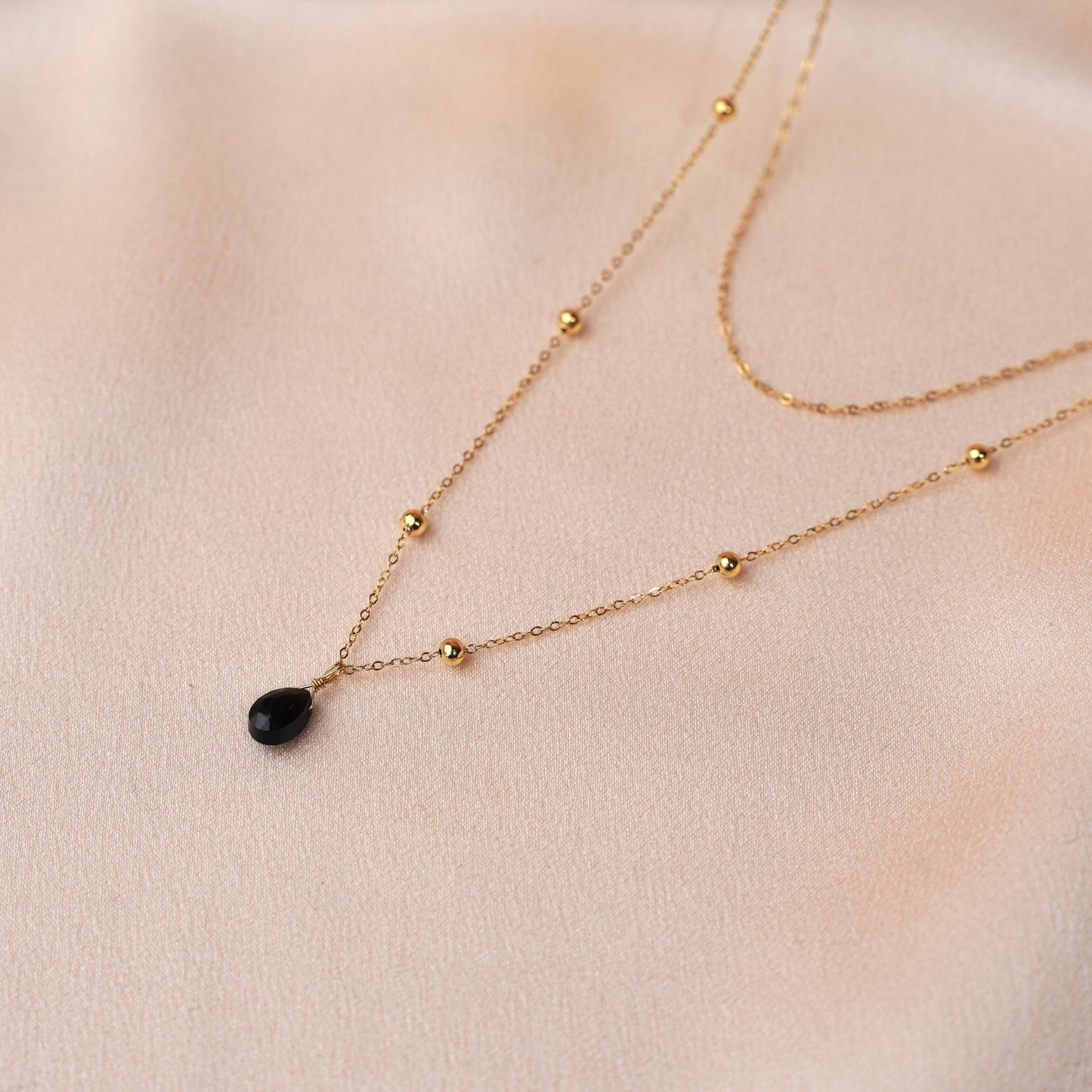 Collar de doble hilera con colgante en forma de lágrima de ónice