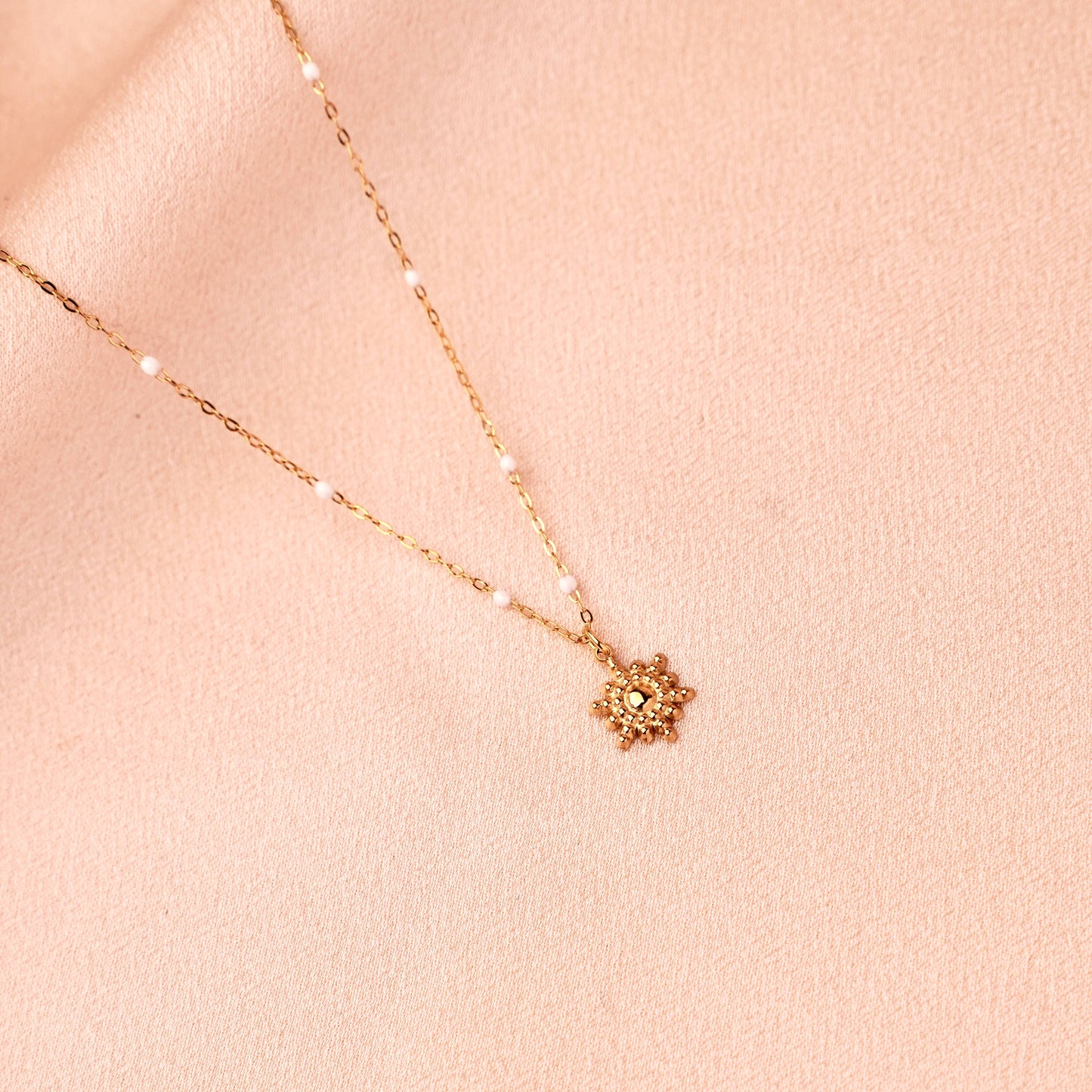 Collar con colgante de sol de acero inoxidableCollar Sol en Acero Inoxidable – Joya Minimalista Dorada