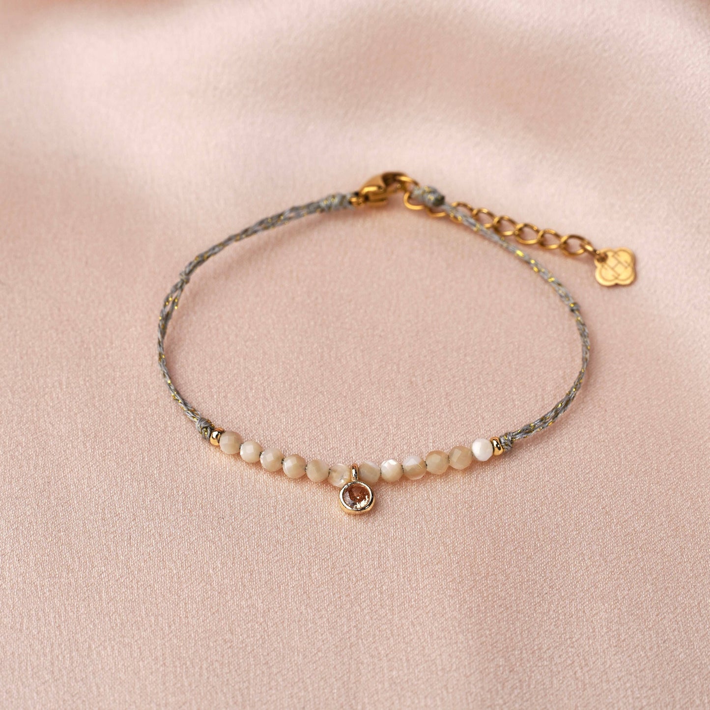 Brazalete de nácar blanco y circonio rosa pálido