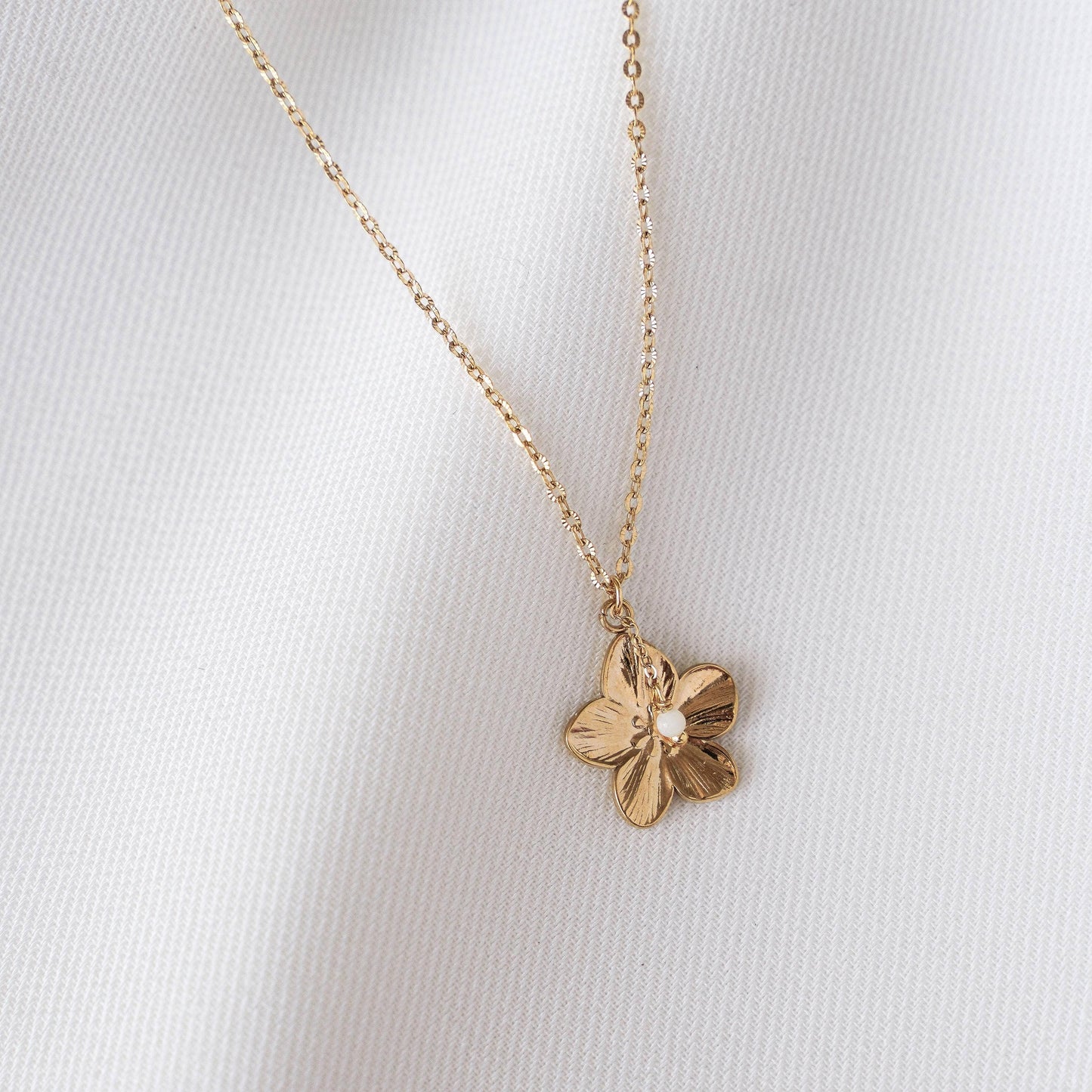 Collar Fino con Flor y Perla de Nácar – Acero Inoxidable Dorado