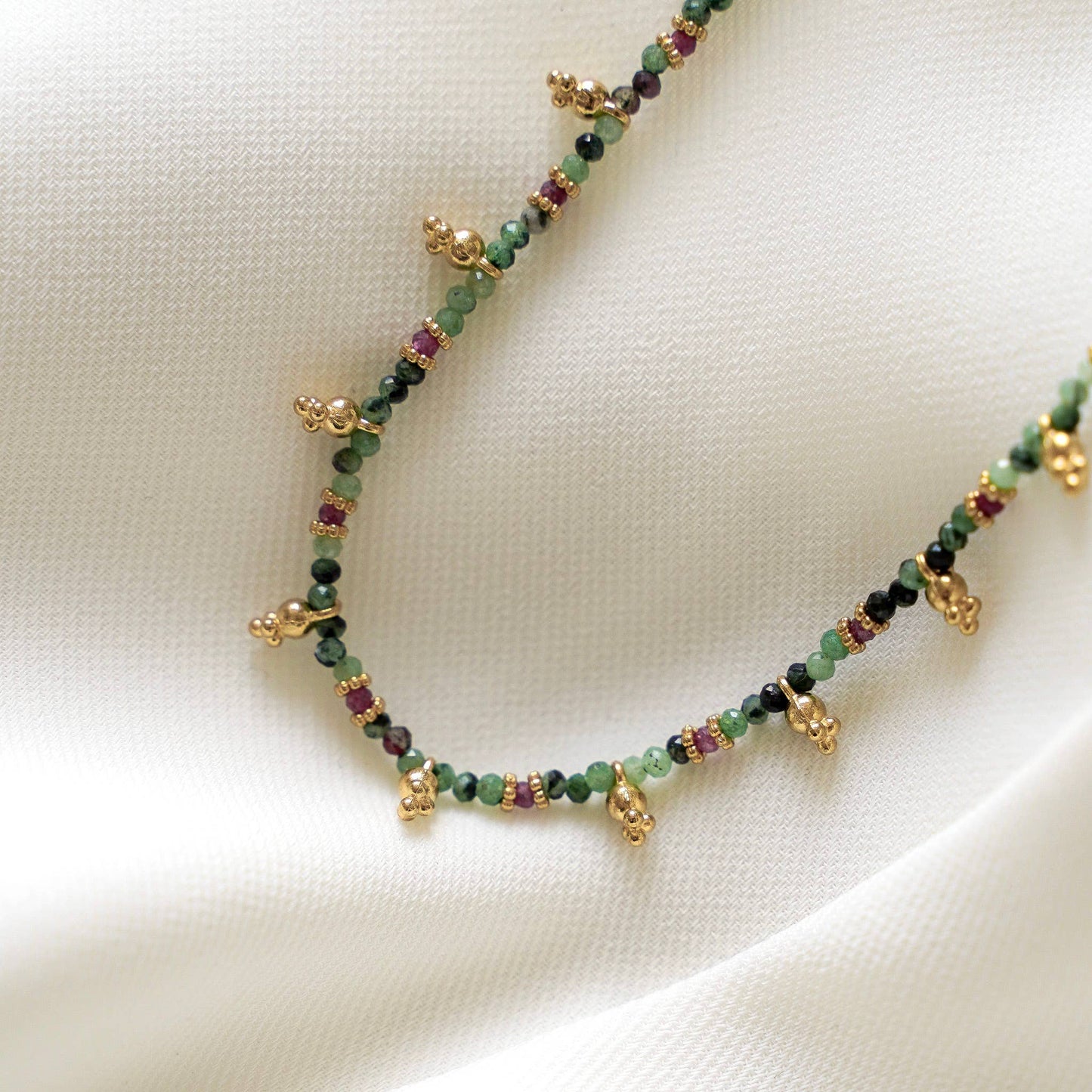 Collar de piedra natural con cuentas de Rubí Zoisita verde