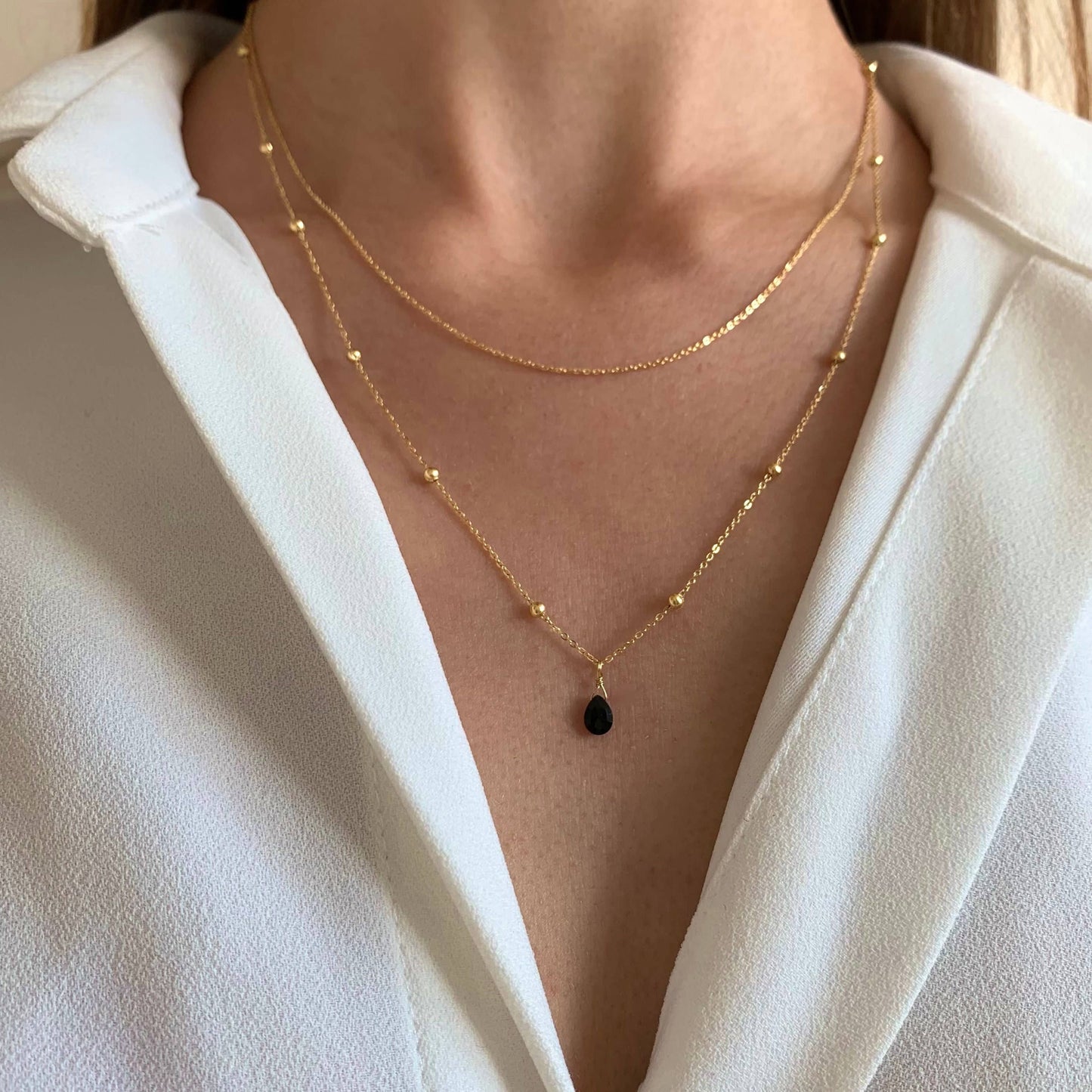 Collar de doble hilera con colgante en forma de lágrima de ónice
