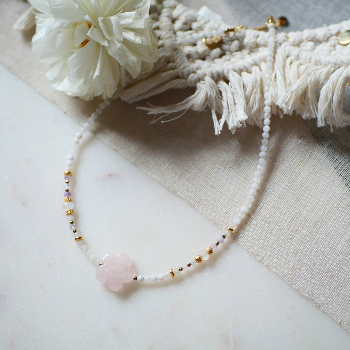 COLLAR CON PIEDRA LUNAR, CUARZO, ROSA, CAMELIA