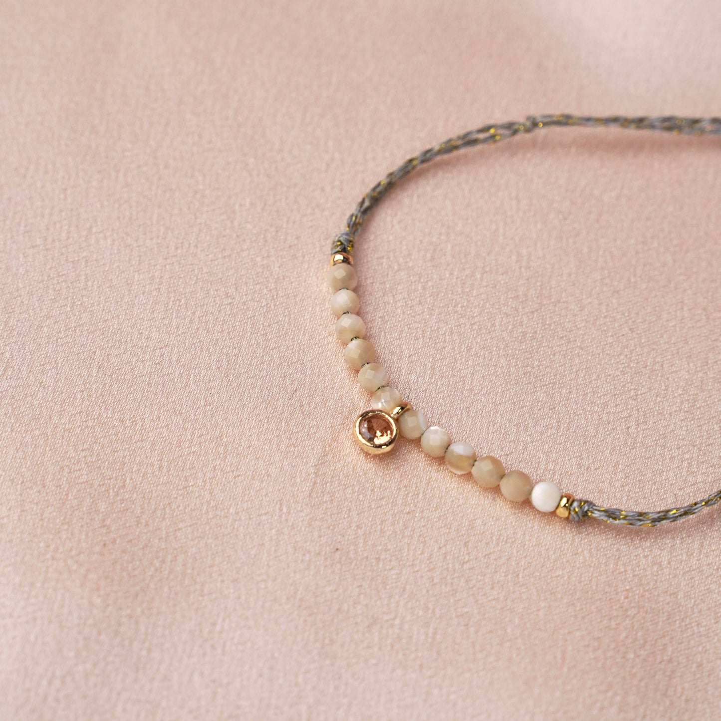 Brazalete de nácar blanco y circonio rosa pálido
