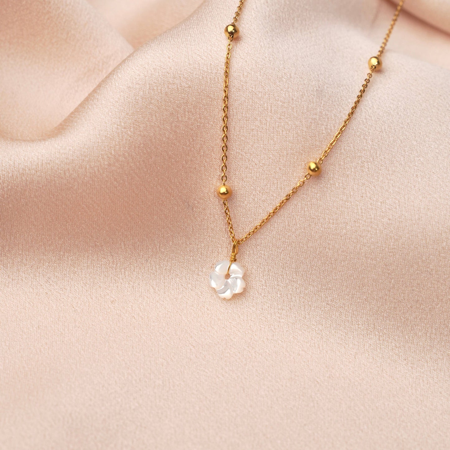 Collar con colgante de flor de nácar blanco