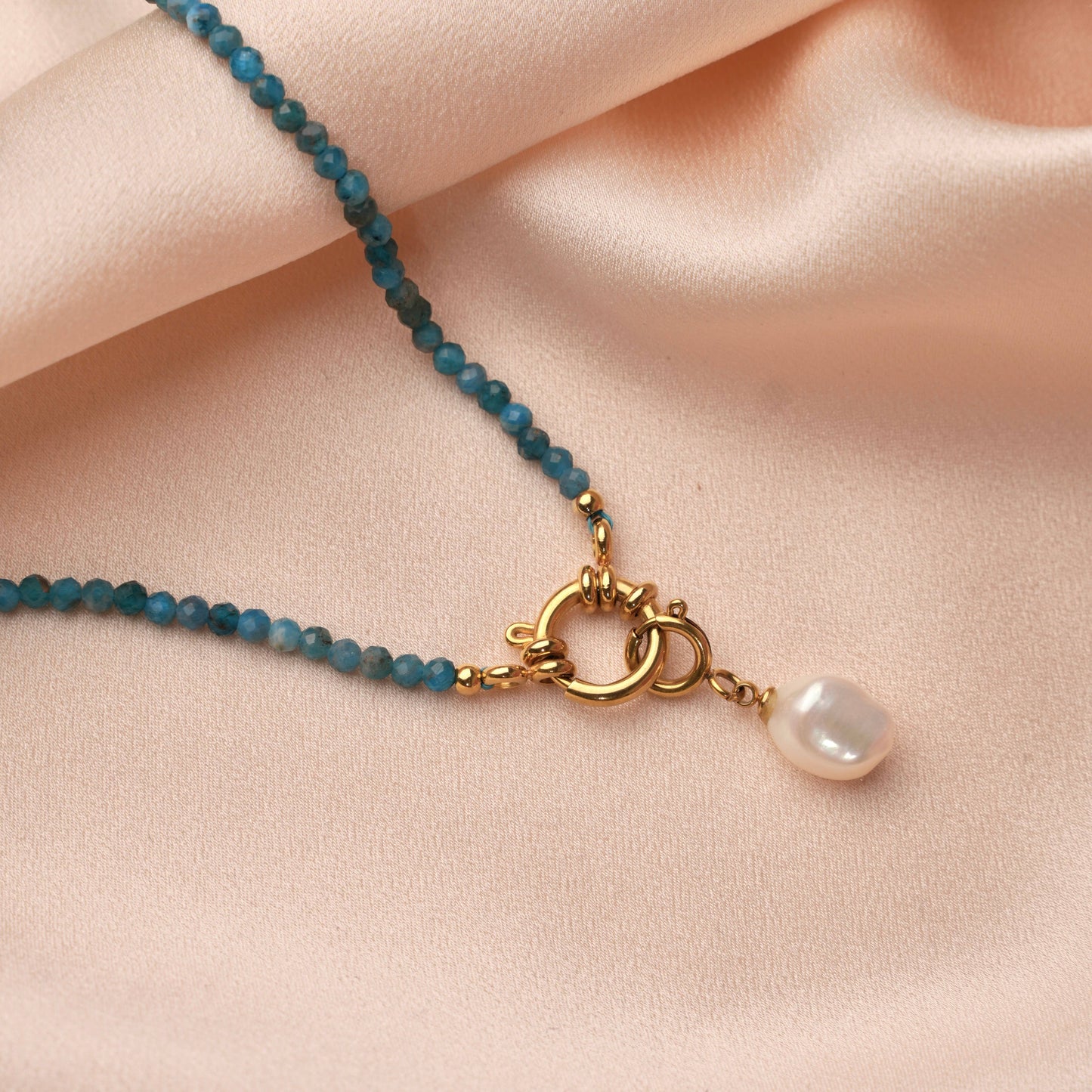 Collar de de acero con piedra natural apatita azul