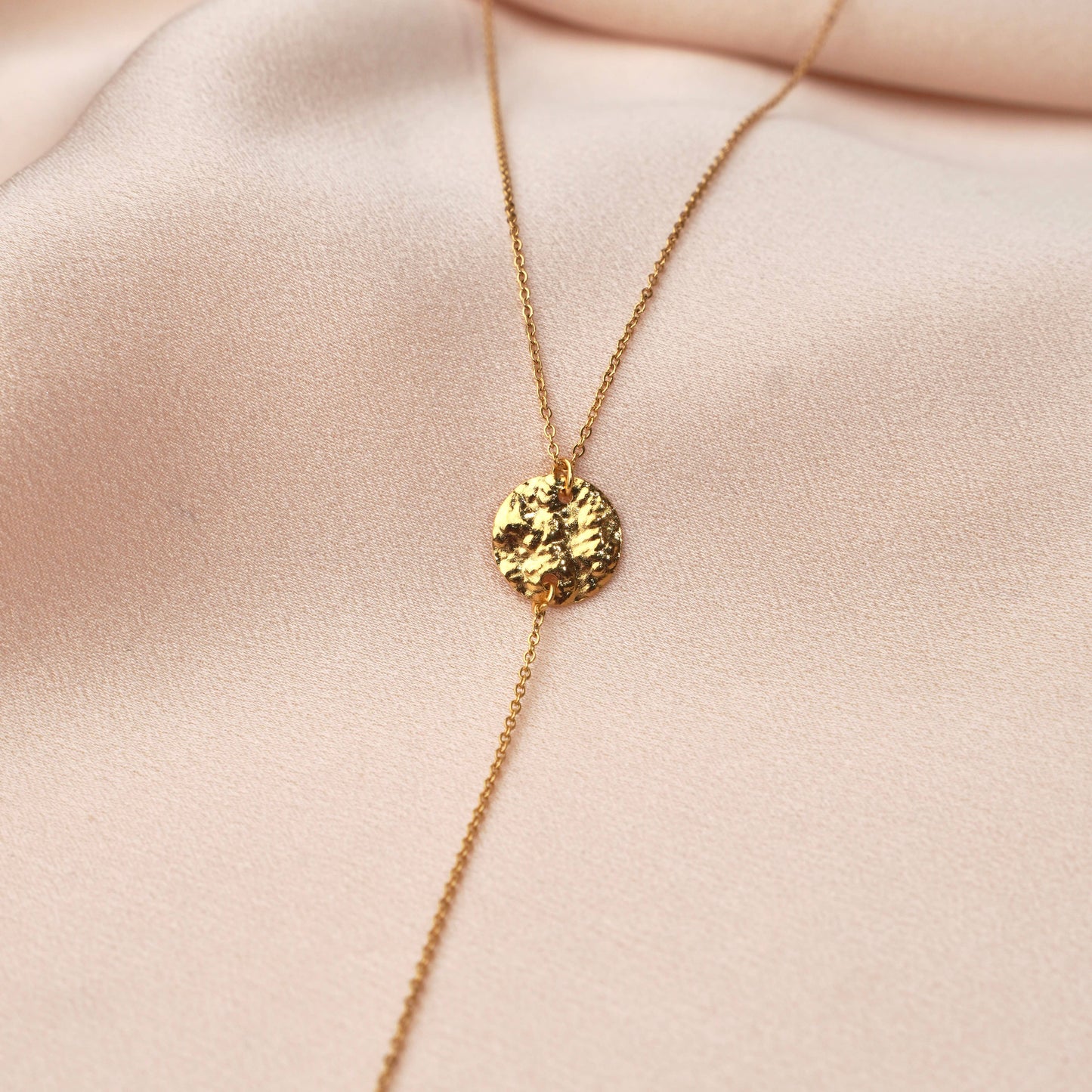 Collar en Y de acero inoxidable con colgante redondo martillado
