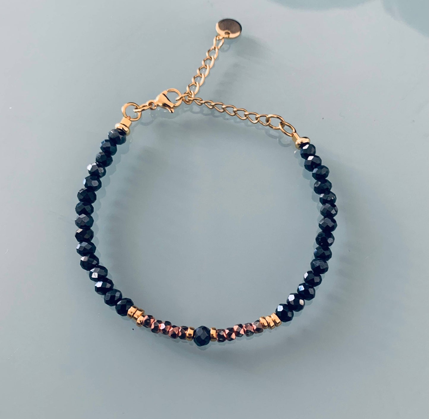 Pulsera de perlas azul medianoche y granate