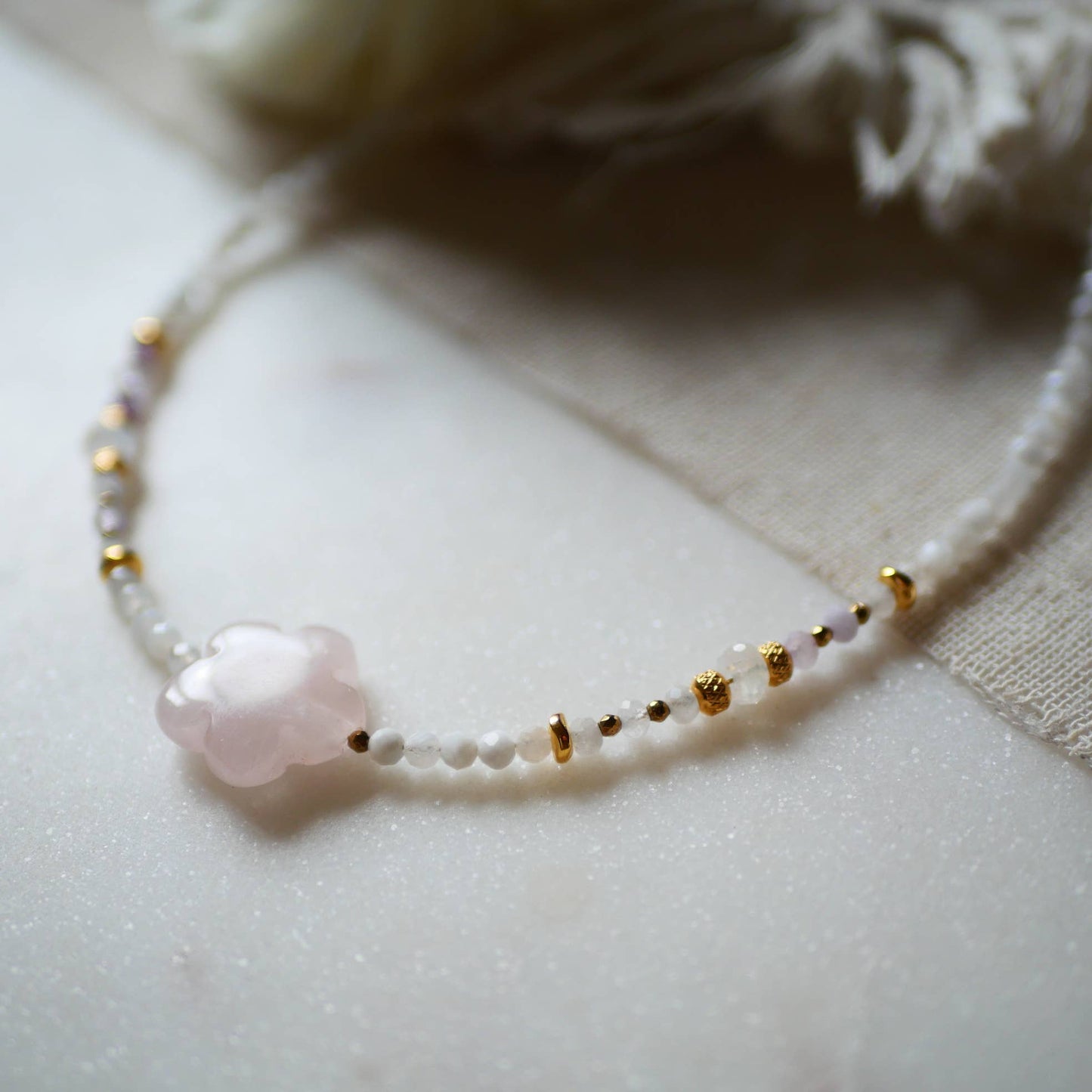 COLLAR CON PIEDRA LUNAR, CUARZO, ROSA, CAMELIA