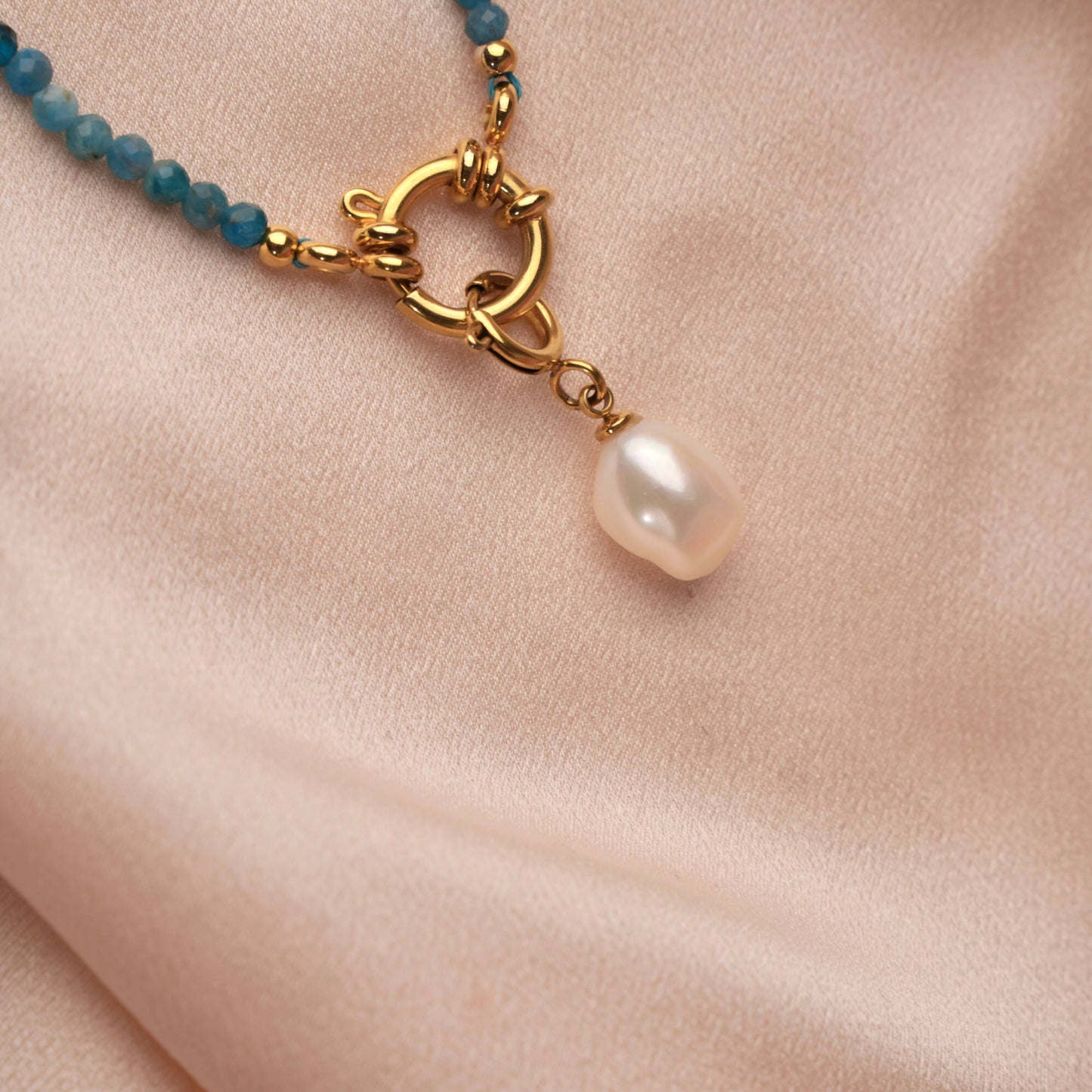 Collar de de acero con piedra natural apatita azul