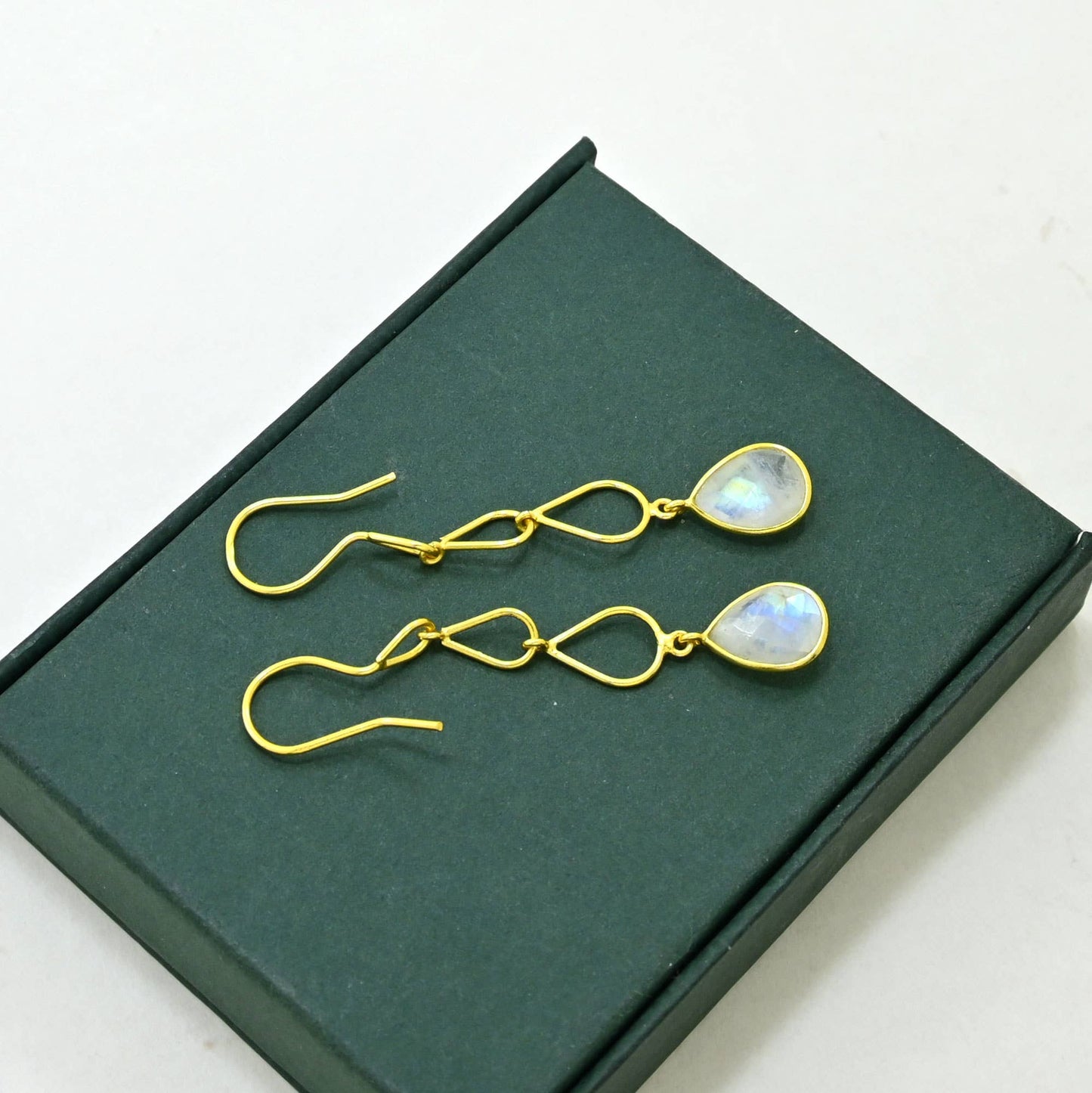 Pendiente Cecily de Plata 925 Chapado en Oro - Piedra Lunar Arcoíris