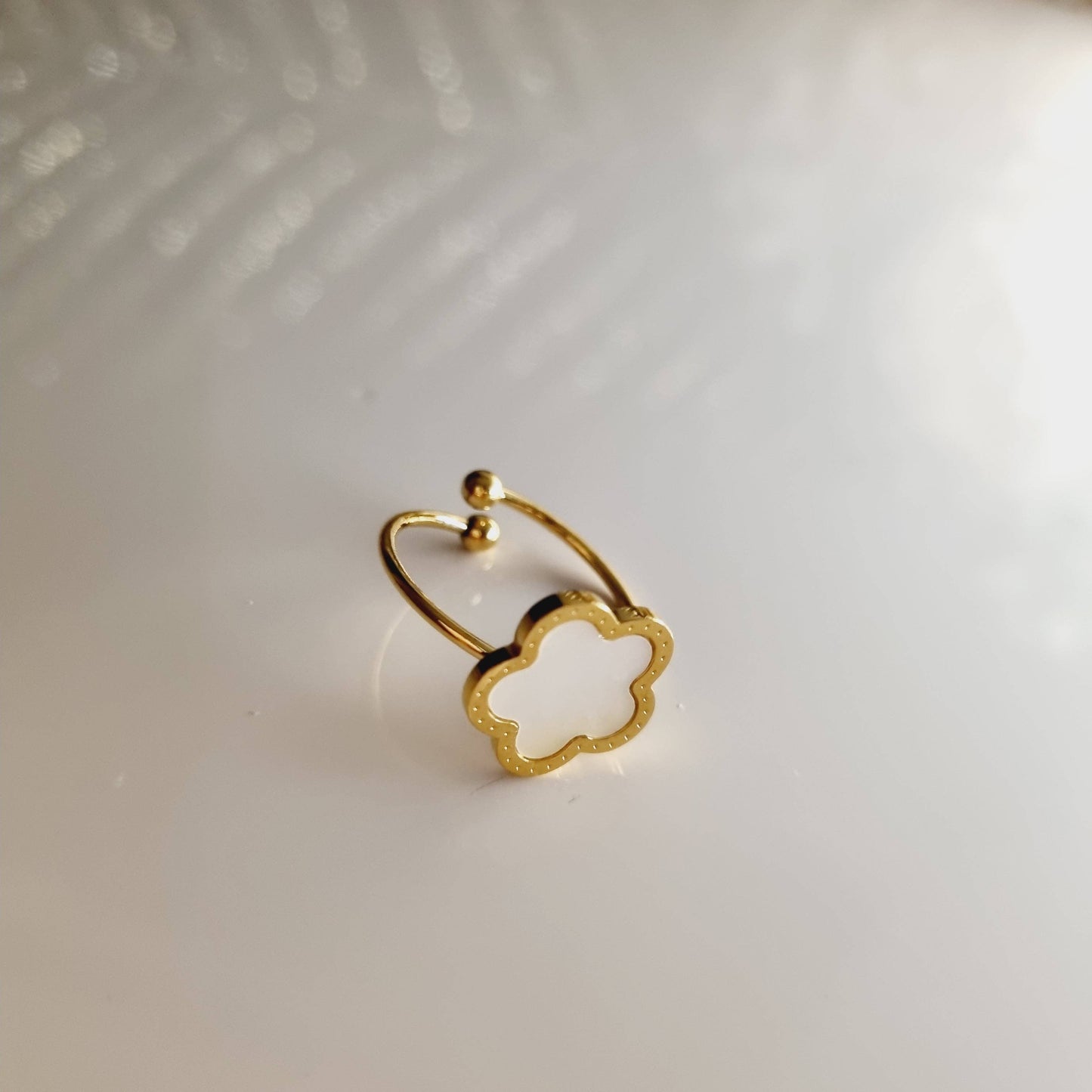 Anillo de trébol de 5 hojas en oro y blanco nacarado