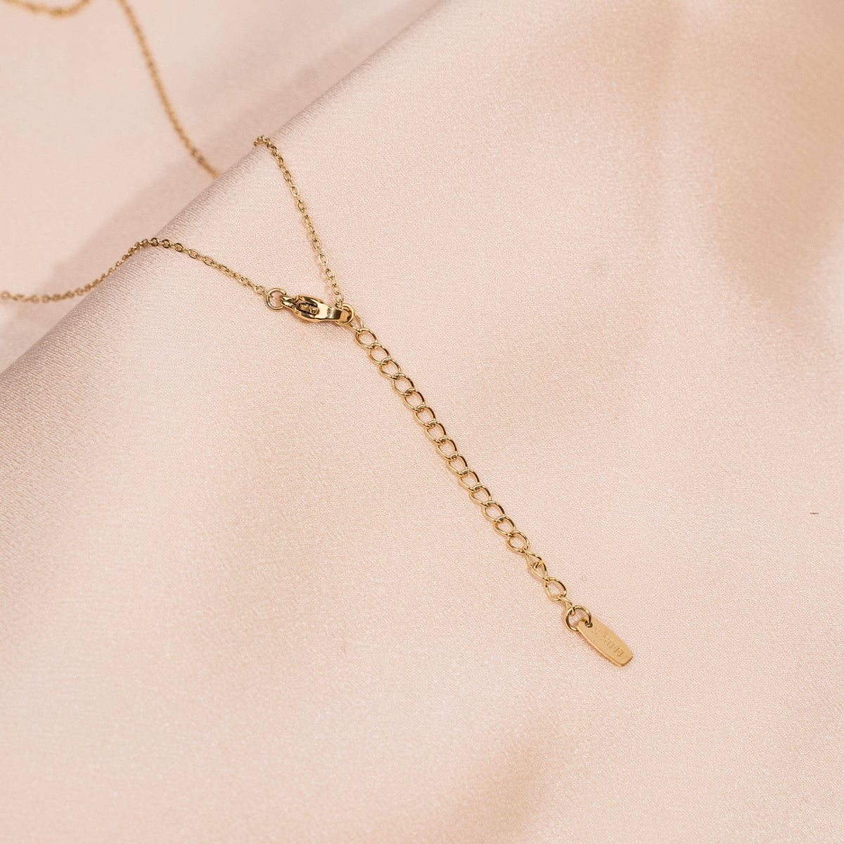Collar Colgante Redondo con Circonitas en Forma de Gota