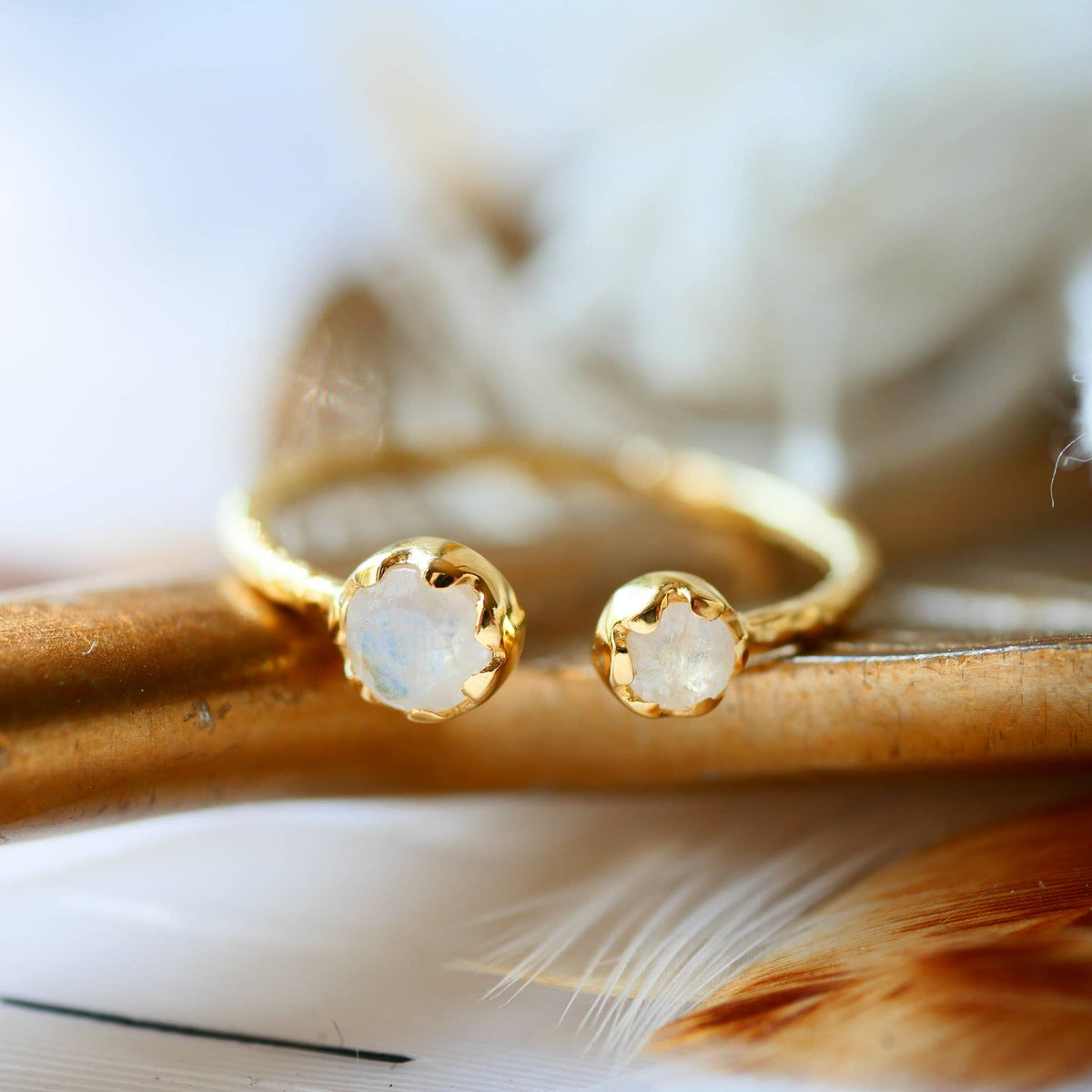 Anillo ajustable Daenerys con piedra luna, bañado en oro 2 micrones