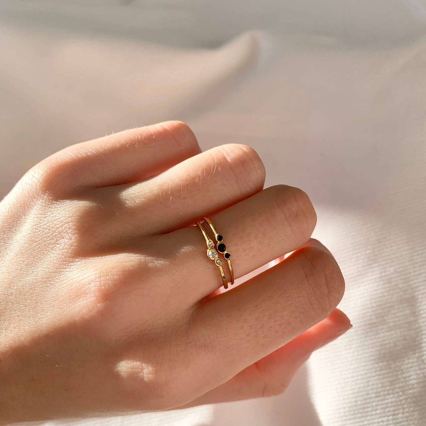Anillo redondo de acero inoxidable para mujer con circonitas negras