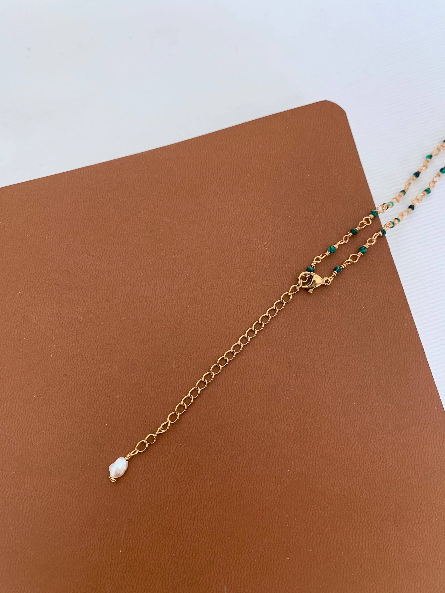 Collar de acero con piedra verde natural de malaquita