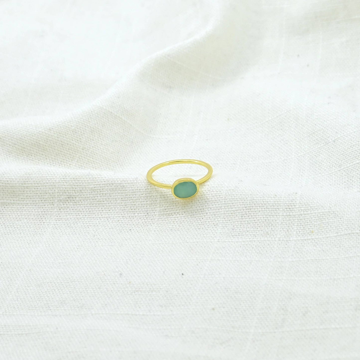 Anillo ovalado con piedras preciosas doradas y plateadas, amazonita