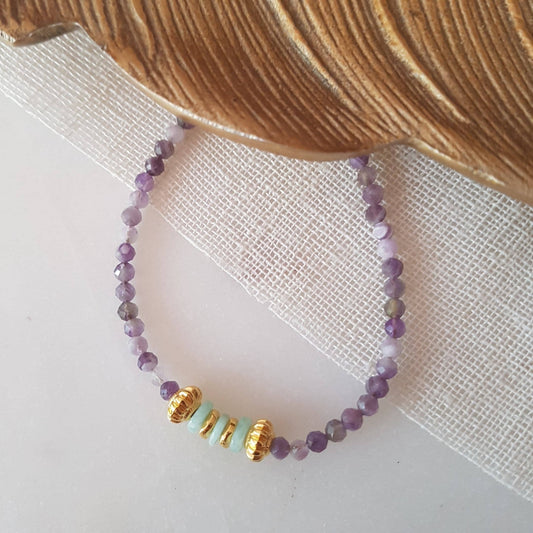 Pulsera Shanti de amatista y amazonita con charms dorados