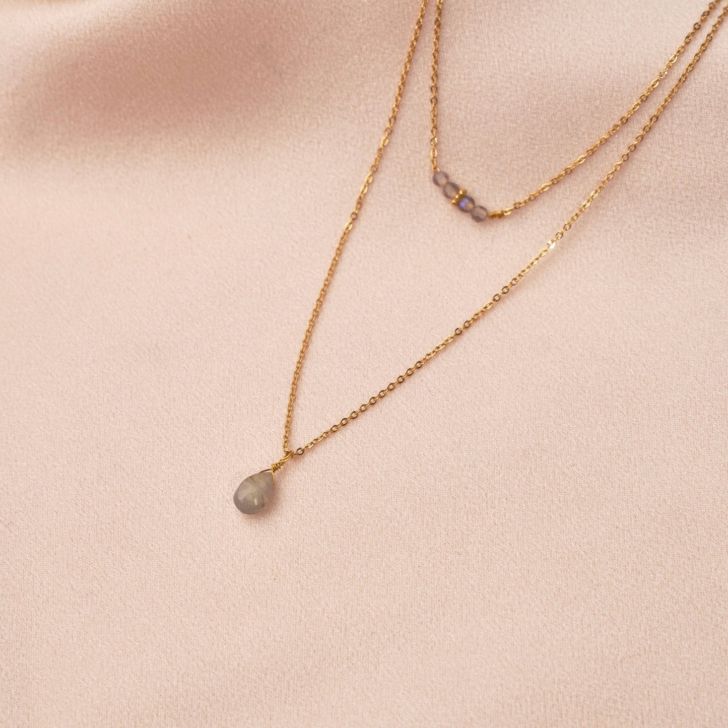 Collar fino de perlas grises de labradorita de doble hilera