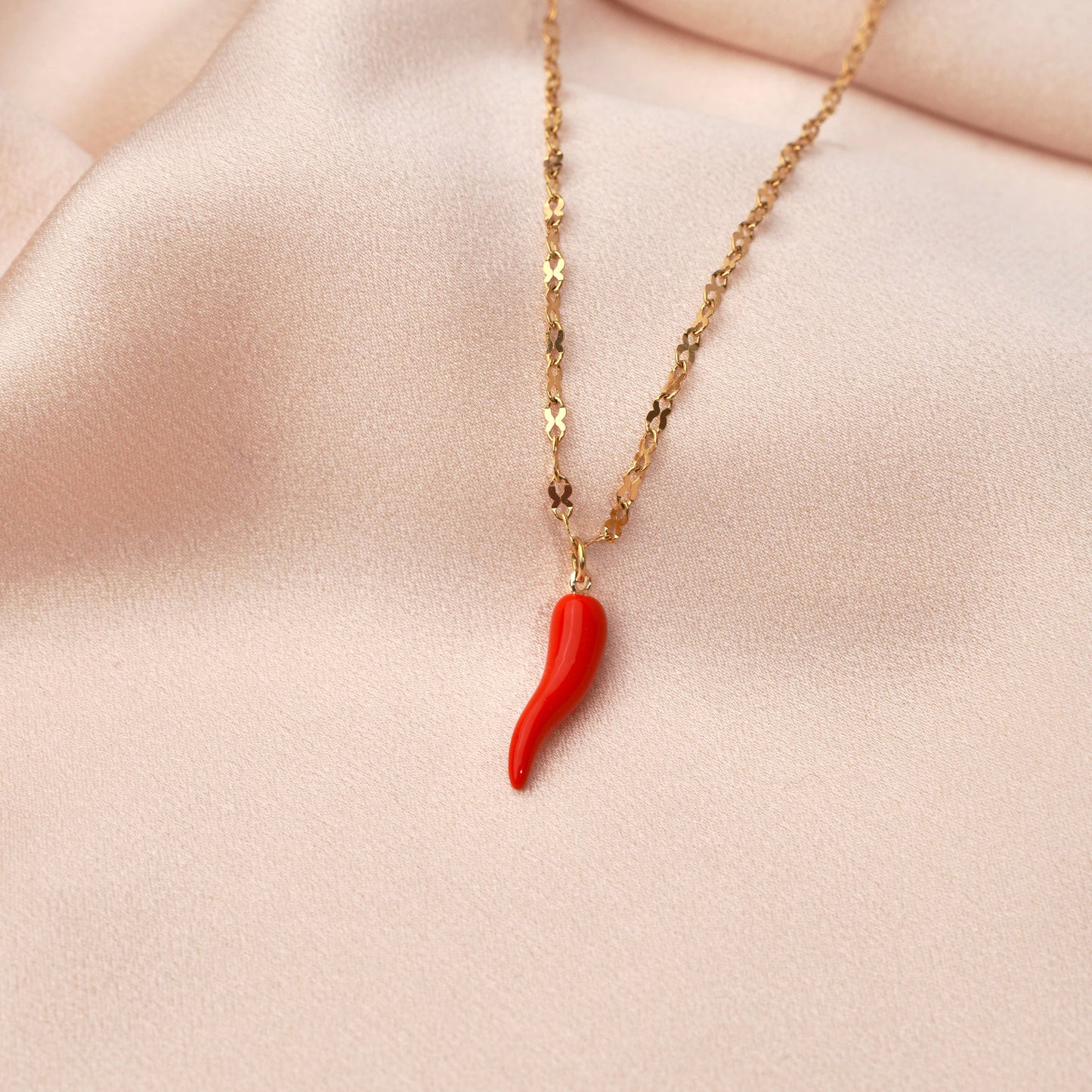 Collar de pimiento rojo con cadena de acero
