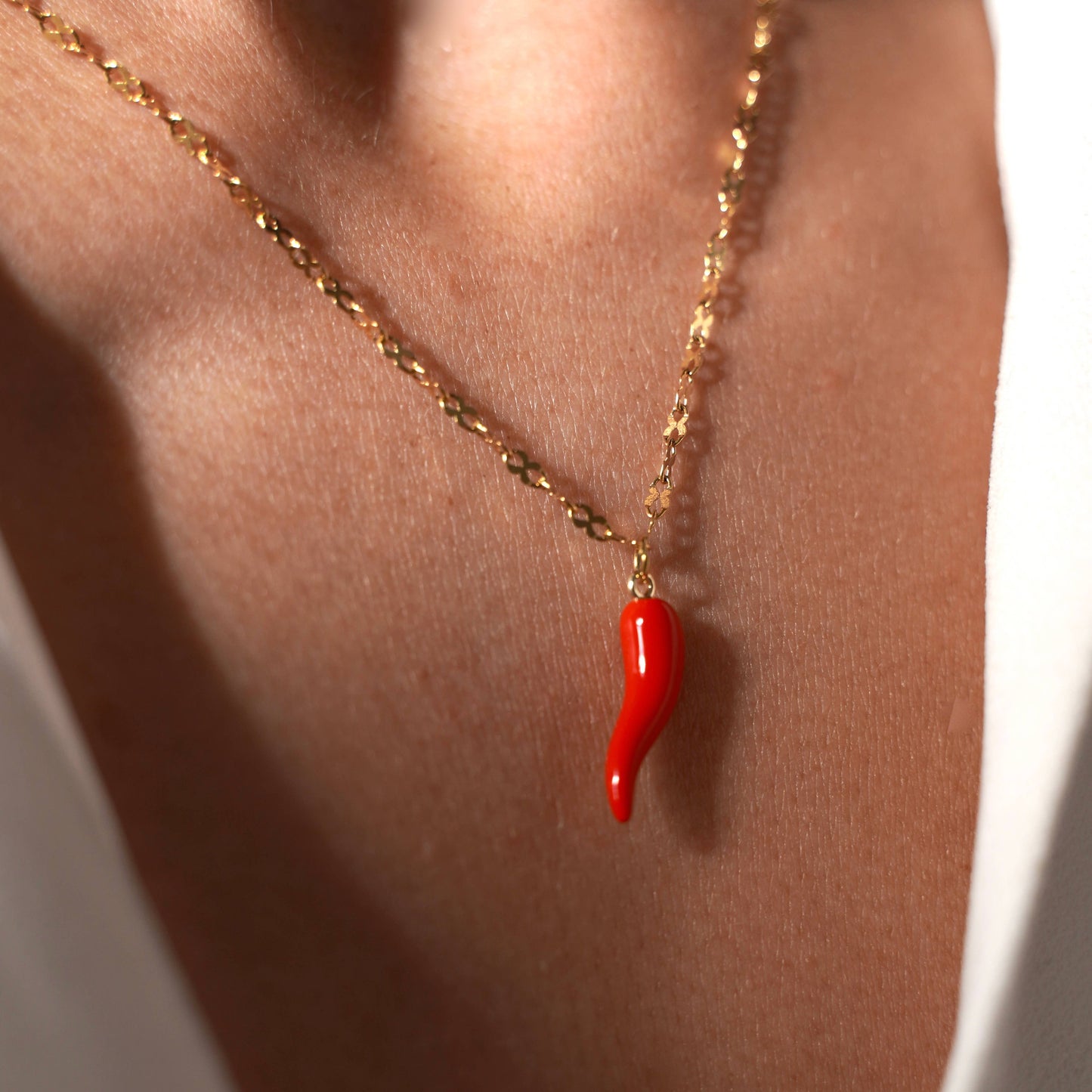 Collar de pimiento rojo con cadena de acero