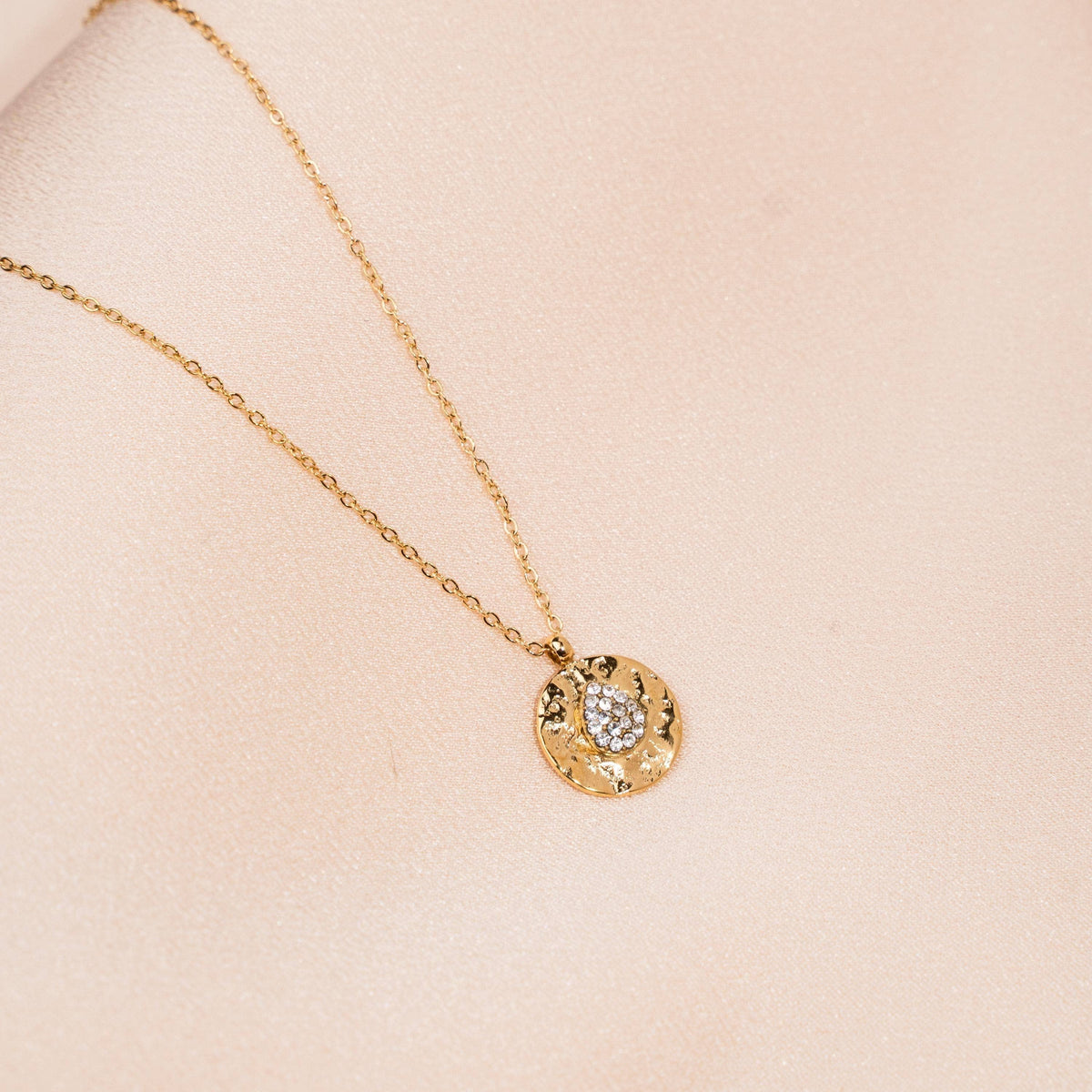 Collar Colgante Redondo con Circonitas en Forma de Gota