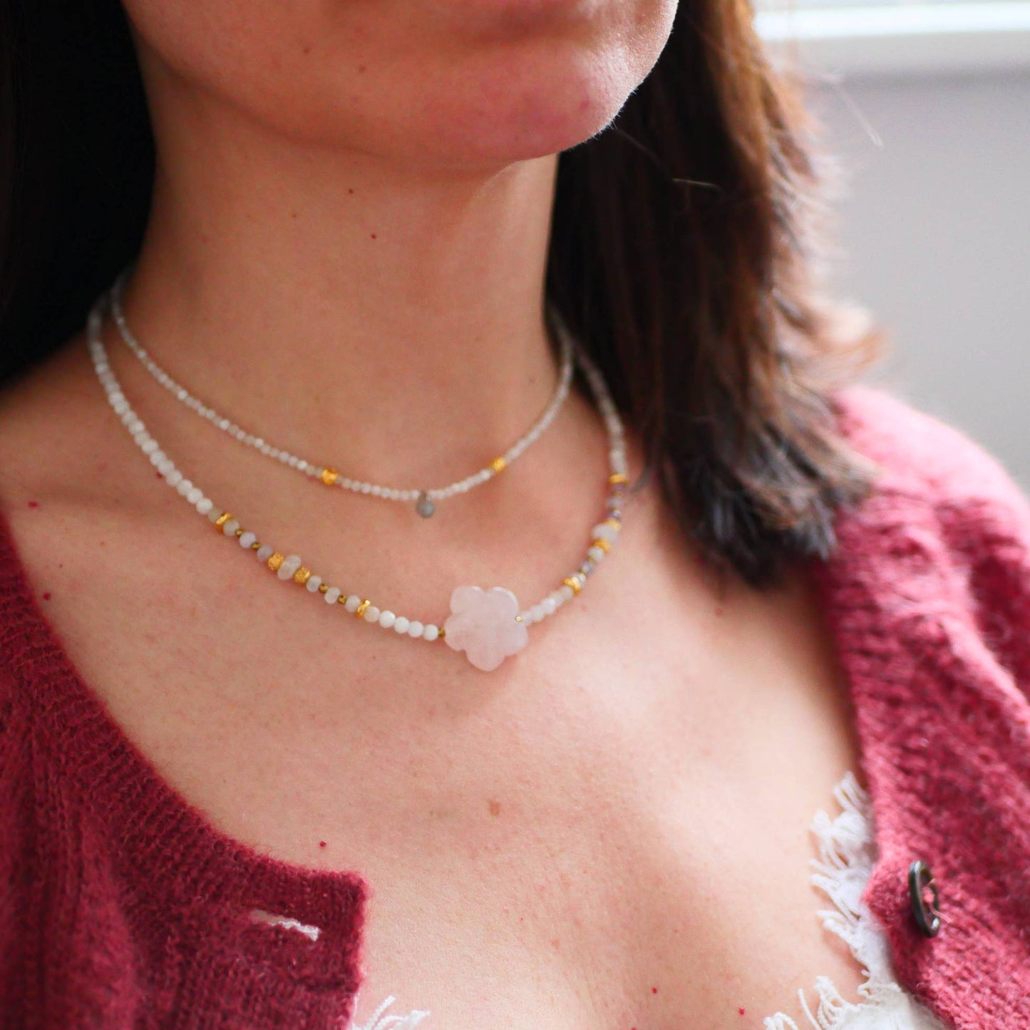 COLLAR CON PIEDRA LUNAR, CUARZO, ROSA, CAMELIA