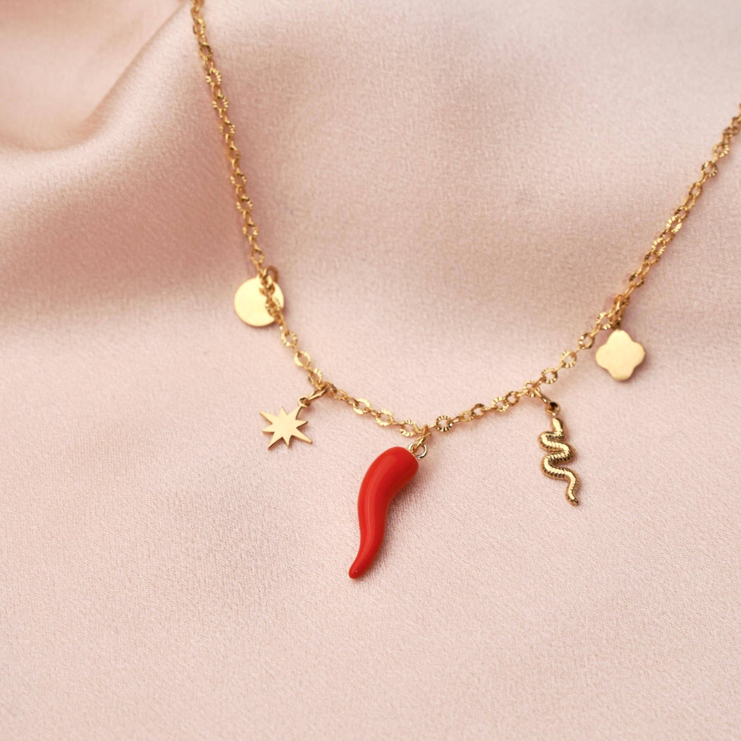 Collar con colgantes