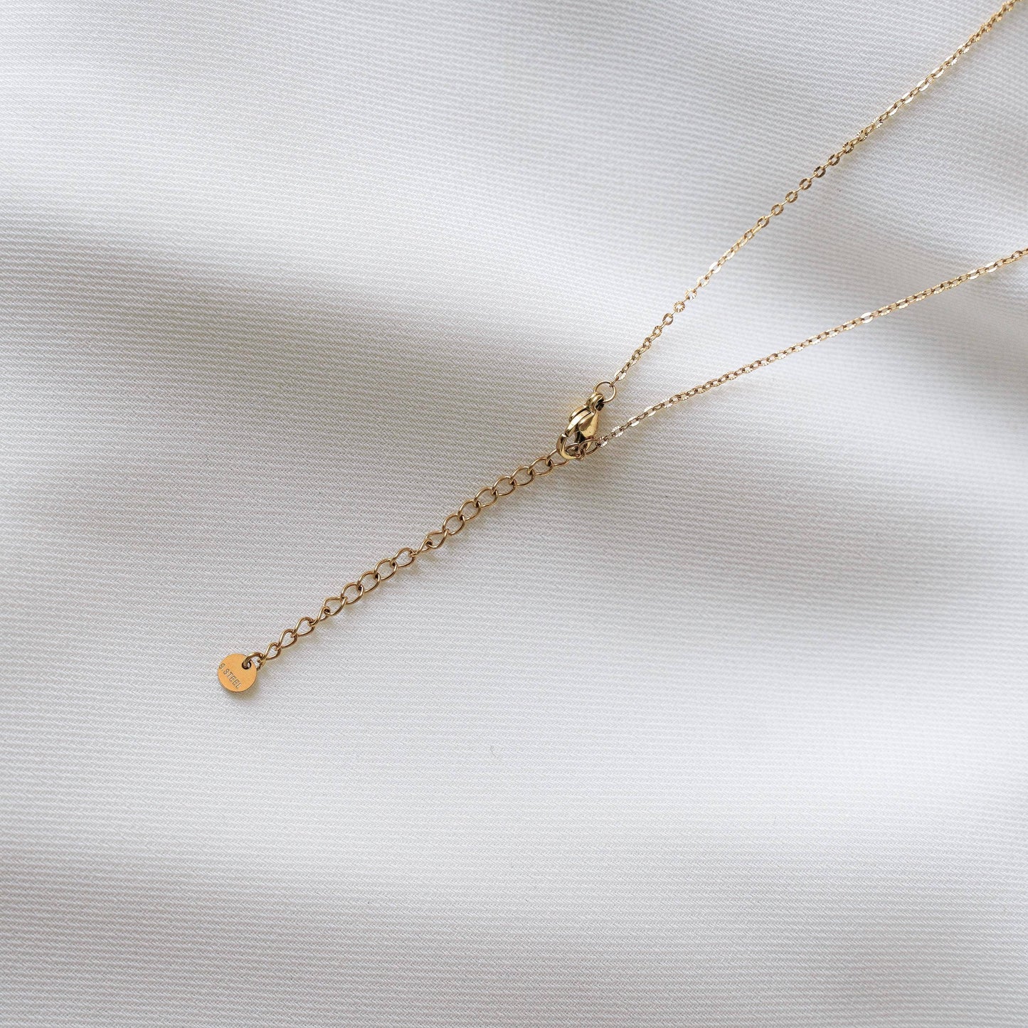 Collar Fino con Flor y Perla de Nácar – Acero Inoxidable Dorado
