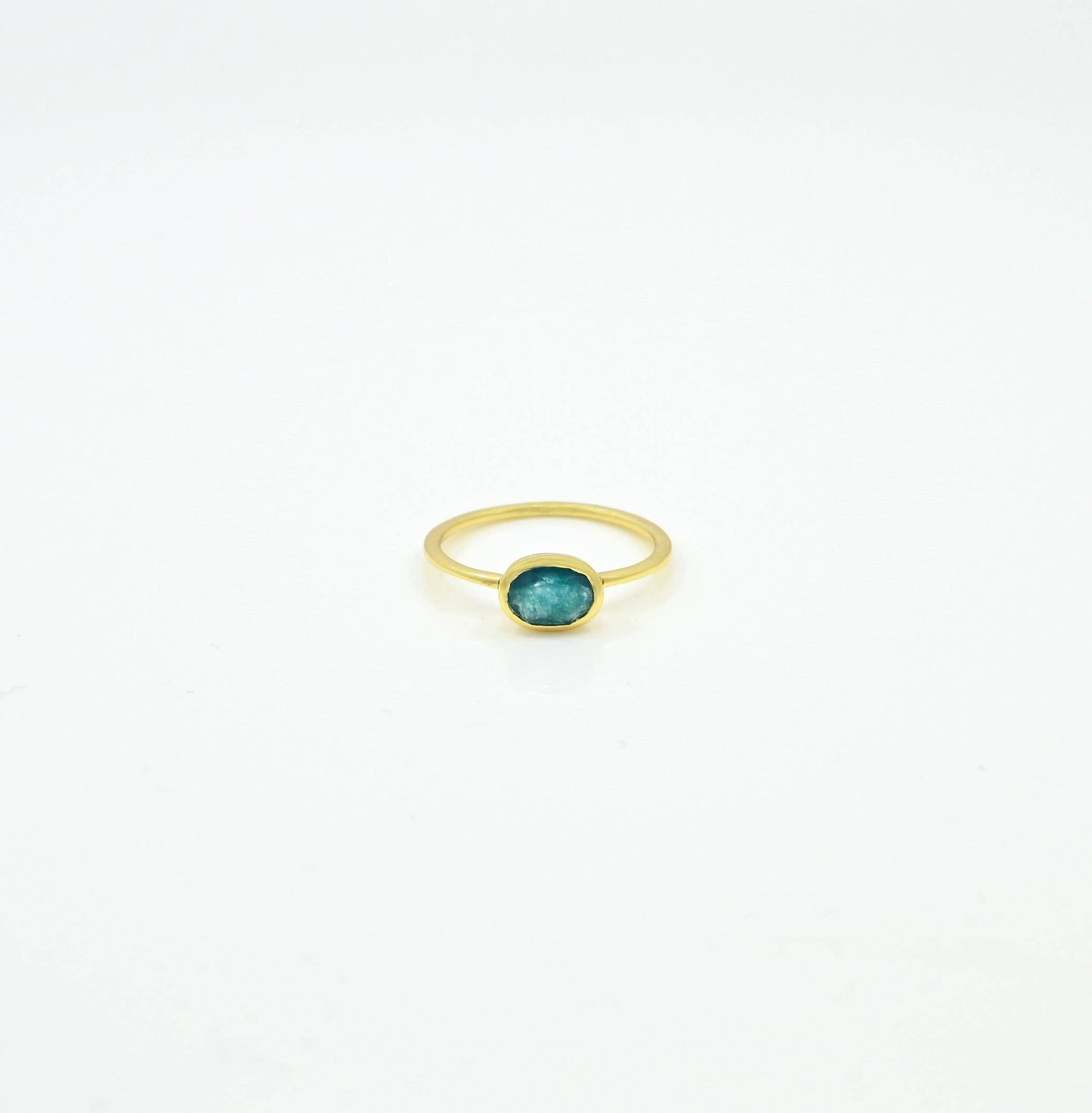 Anillo de piedras preciosas ovaladas, plata y apatita azul