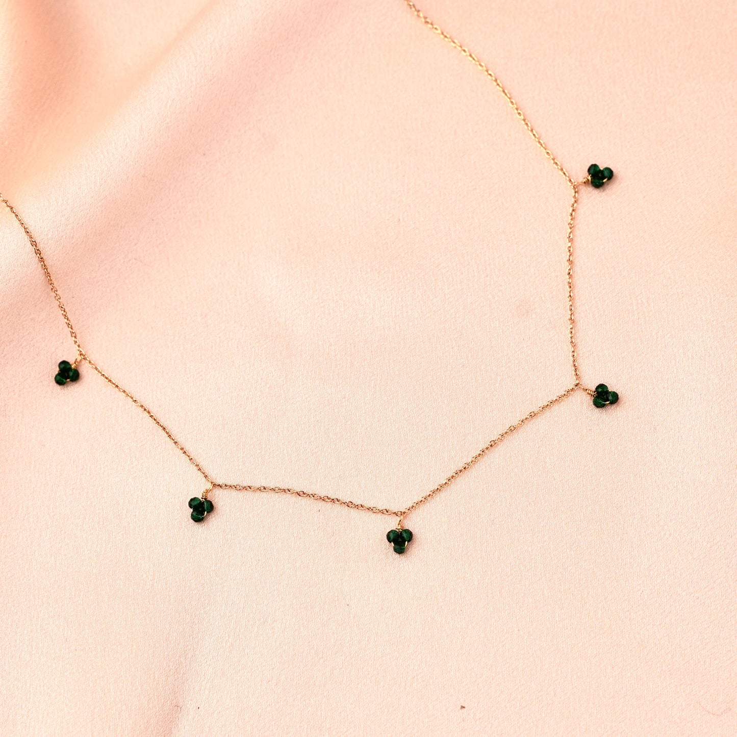 Collar con colgante de perlas verdes para mujer